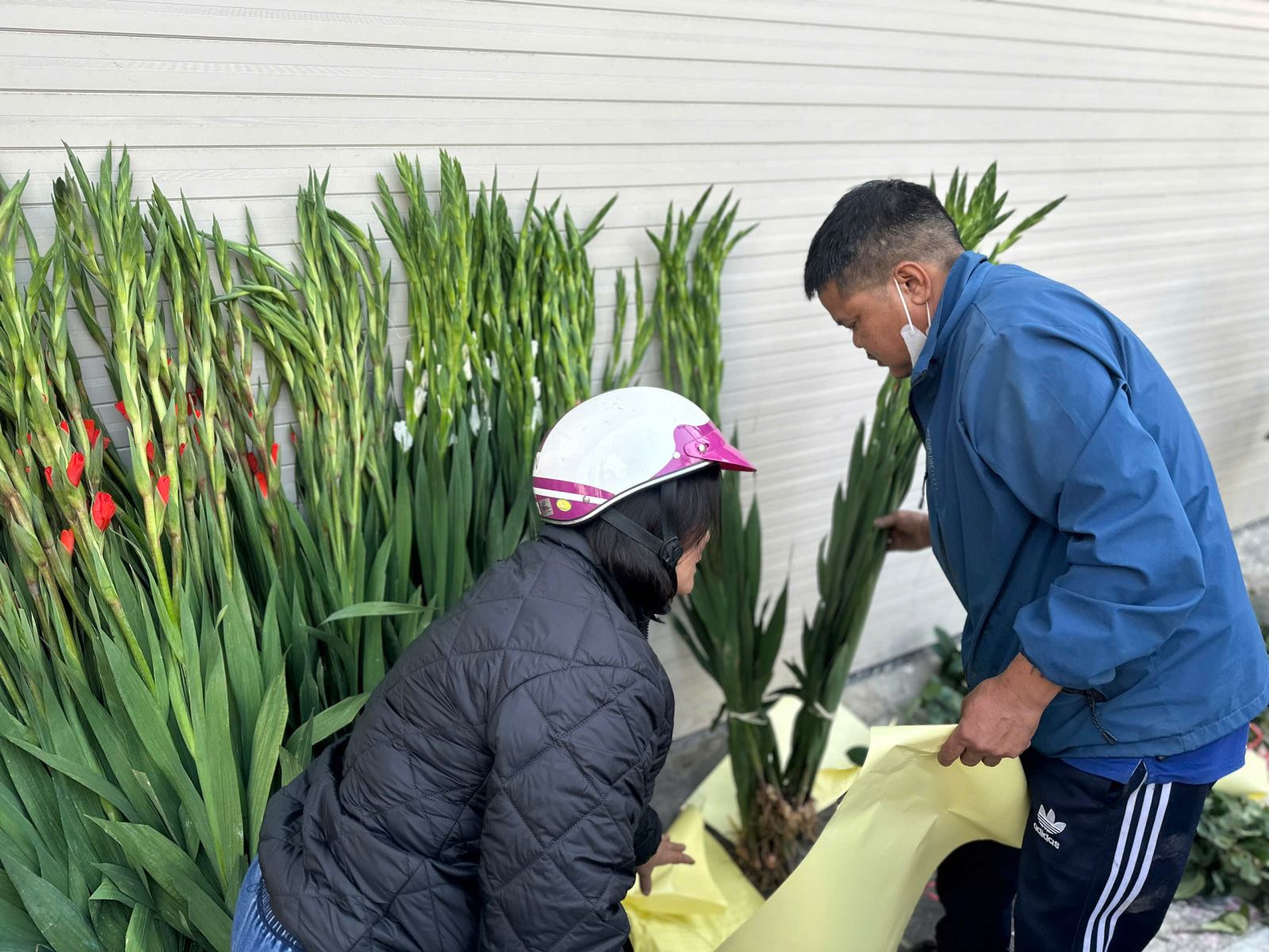 Nhiều cửa hàng, siêu thị mở cửa, quán ăn và cà phê 'hút khách'- Ảnh 11.