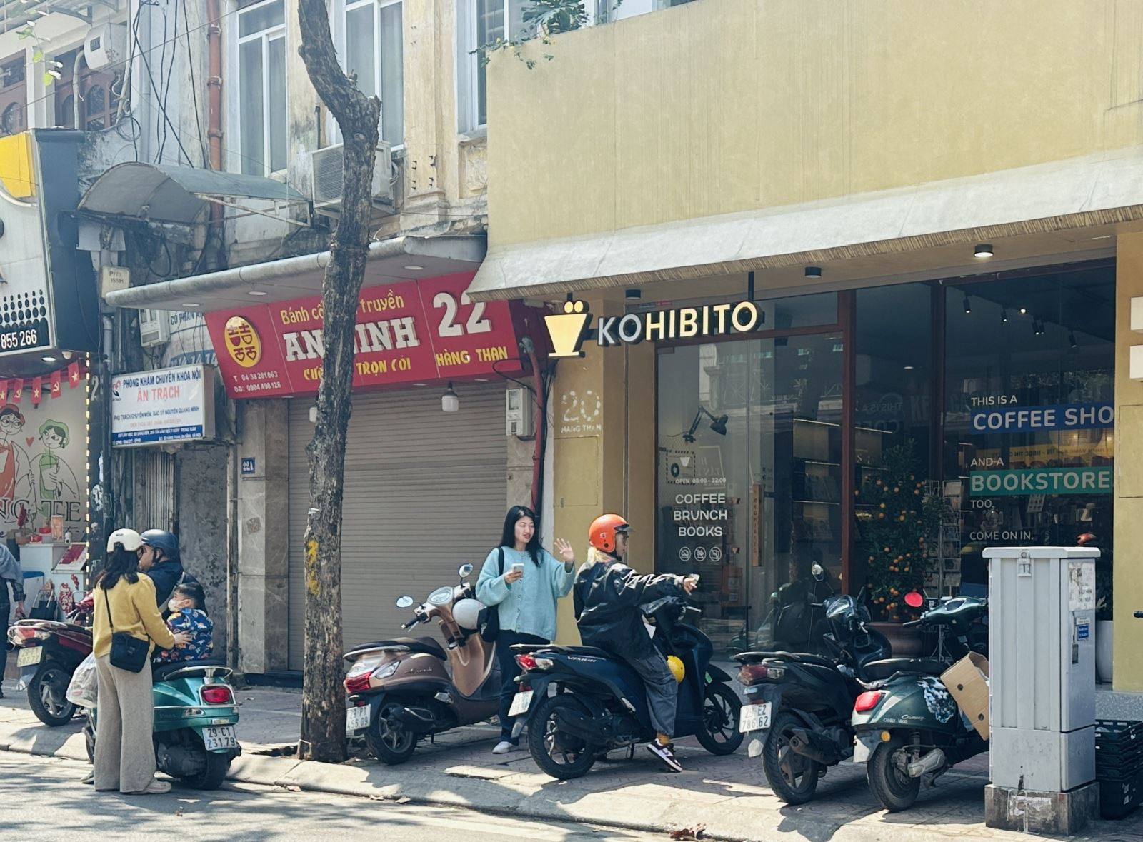 Nhiều cửa hàng, siêu thị mở cửa, quán ăn và cà phê 'hút khách'- Ảnh 3.