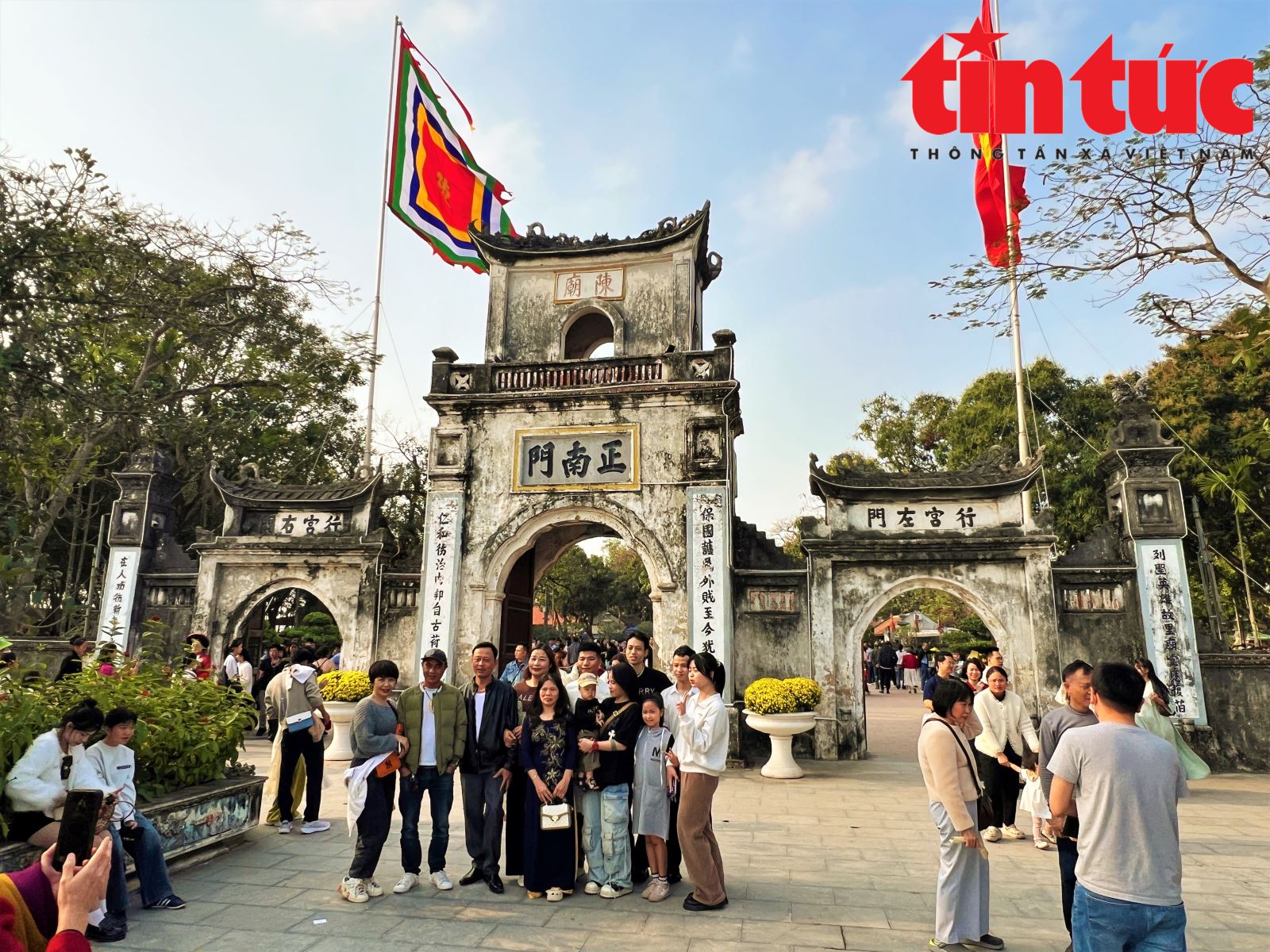 Người dân nô nức chiêm bái Đền Trần Nam Định dịp đầu năm- Ảnh 1.