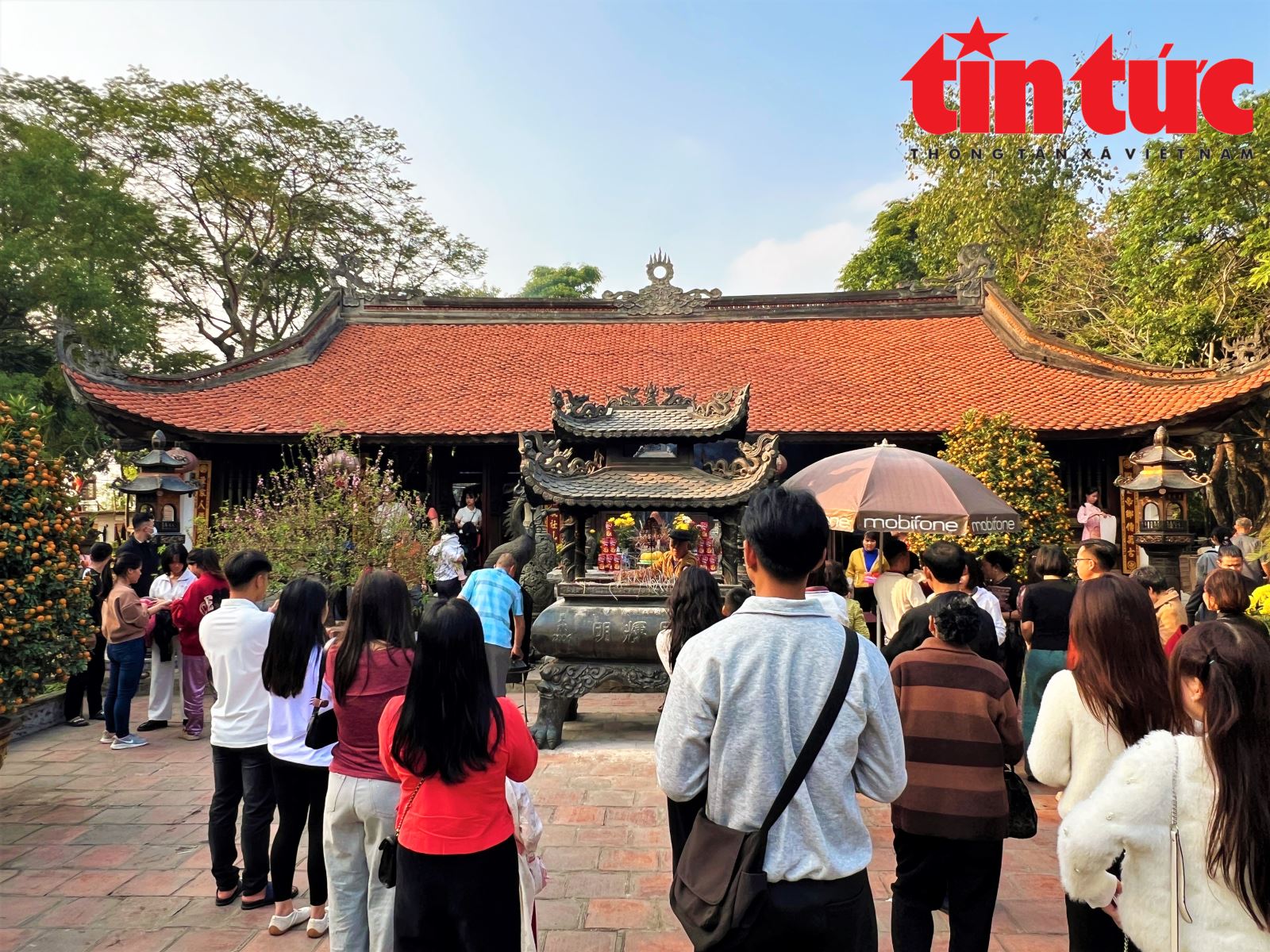 Người dân nô nức chiêm bái Đền Trần Nam Định dịp đầu năm- Ảnh 11.