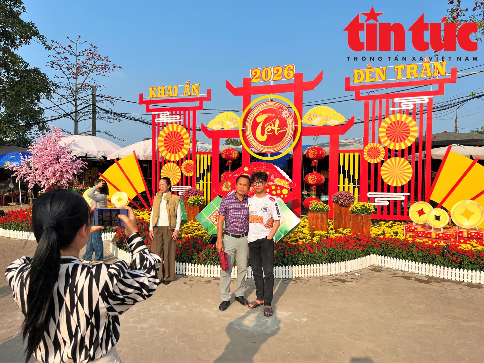 Người dân nô nức chiêm bái Đền Trần Nam Định dịp đầu năm- Ảnh 10.