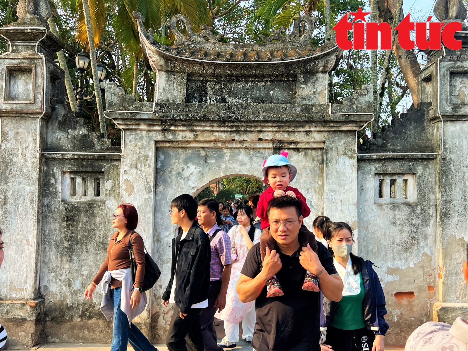 Người dân nô nức chiêm bái Đền Trần Nam Định dịp đầu năm- Ảnh 9.