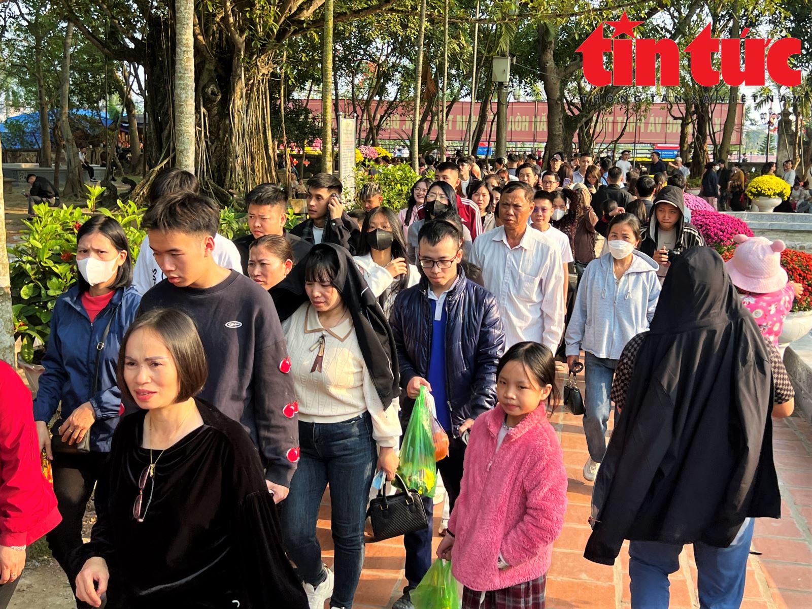 Người dân nô nức chiêm bái Đền Trần Nam Định dịp đầu năm- Ảnh 8.