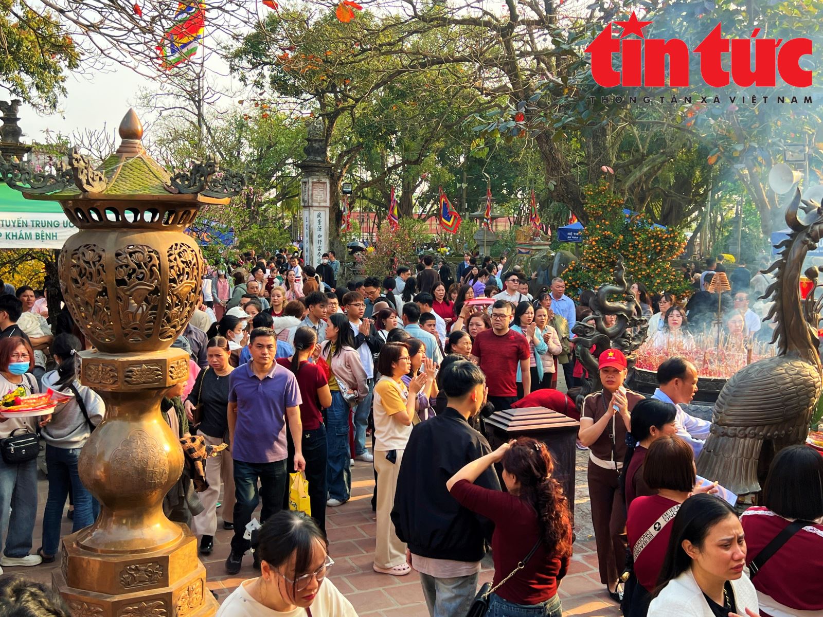 Người dân nô nức chiêm bái Đền Trần Nam Định dịp đầu năm- Ảnh 3.