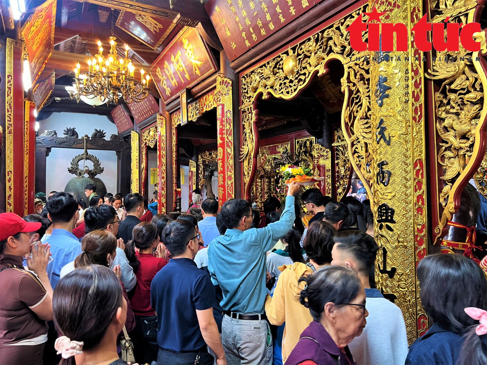 Người dân nô nức chiêm bái Đền Trần Nam Định dịp đầu năm- Ảnh 4.