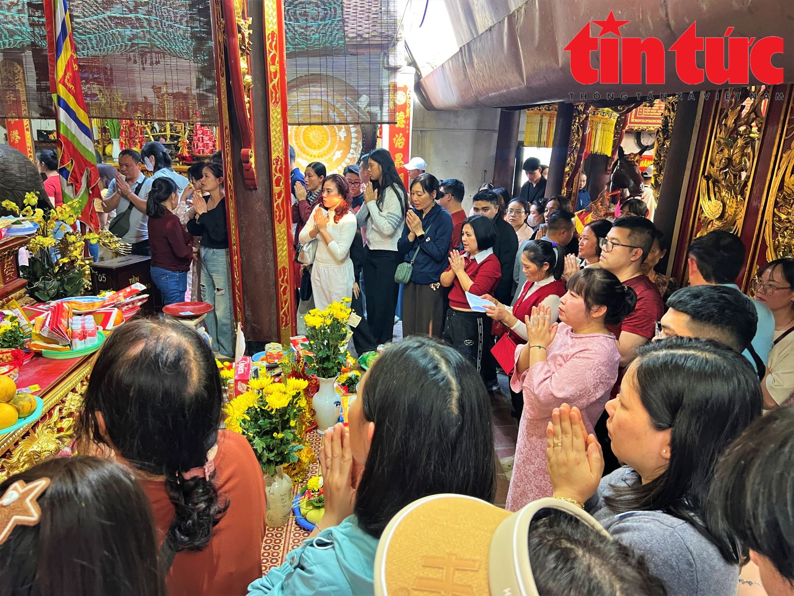 Người dân nô nức chiêm bái Đền Trần Nam Định dịp đầu năm- Ảnh 5.