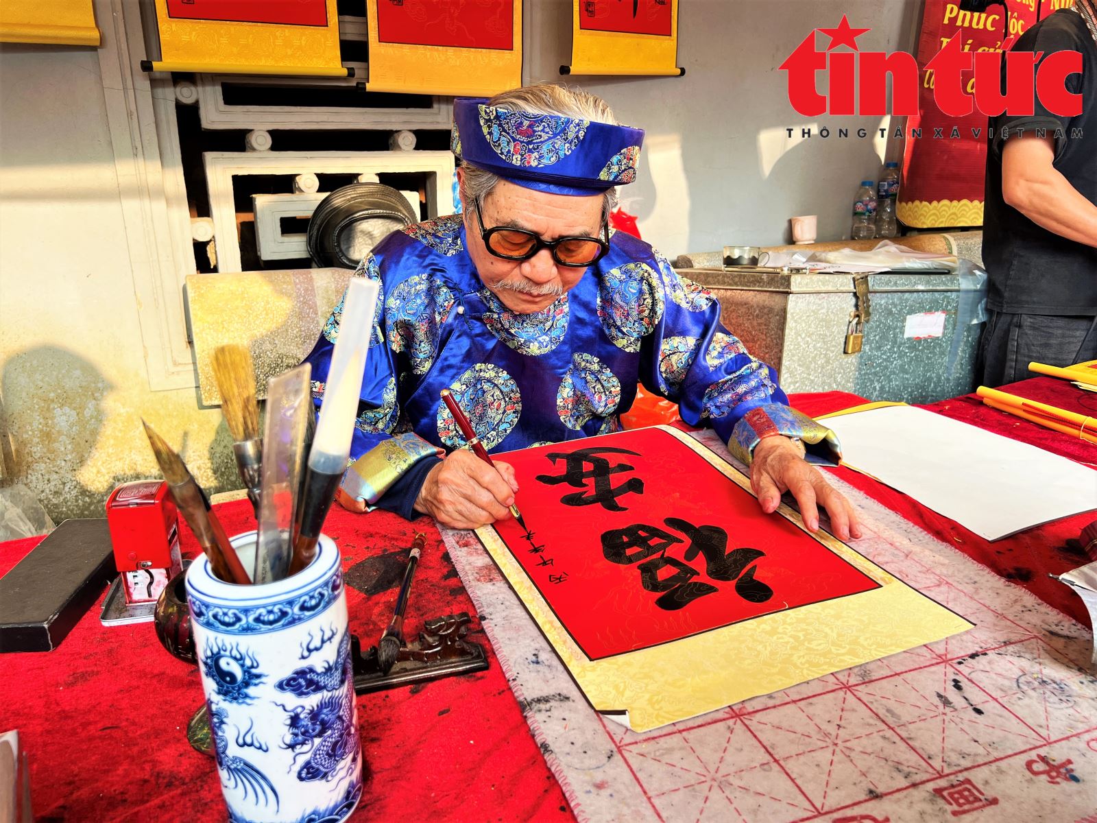 Người dân nô nức chiêm bái Đền Trần Nam Định dịp đầu năm- Ảnh 7.