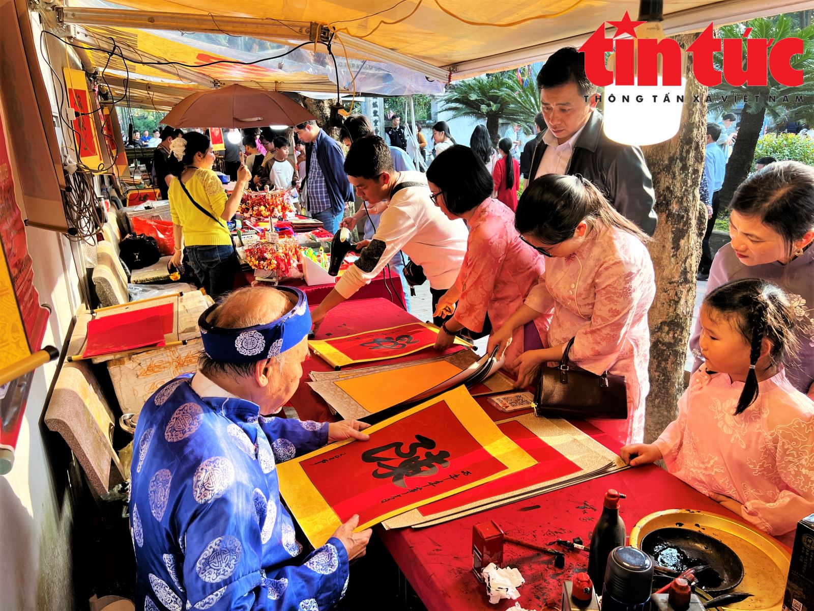 Người dân nô nức chiêm bái Đền Trần Nam Định dịp đầu năm- Ảnh 6.