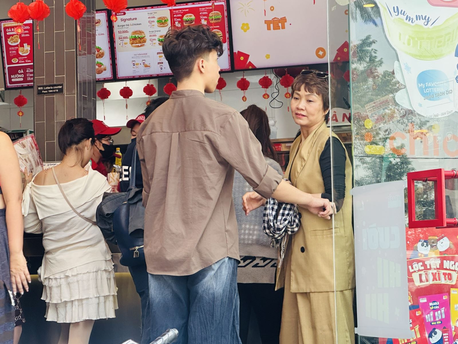 Nhiều cửa hàng, siêu thị mở cửa, quán ăn và cà phê 'hút khách'- Ảnh 6.