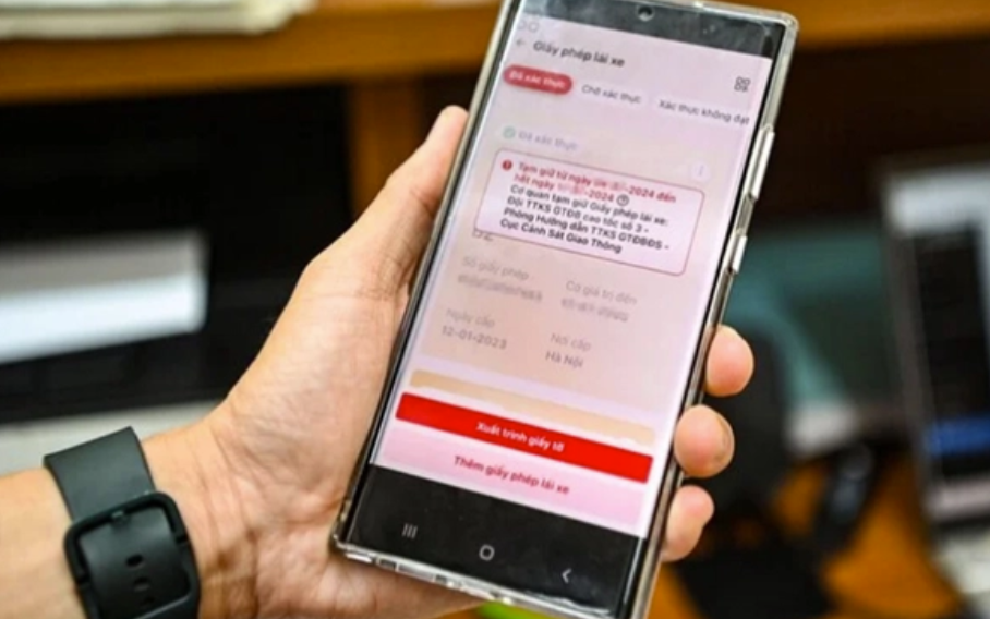 Vi phạm giao thông, giấy phép lái xe trên VNeID có bị tạm giữ?