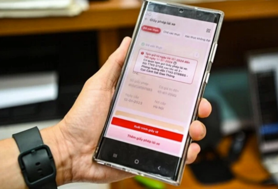 Vi phạm giao thông, giấy phép lái xe trên VNeID có bị tạm giữ?- Ảnh 1.