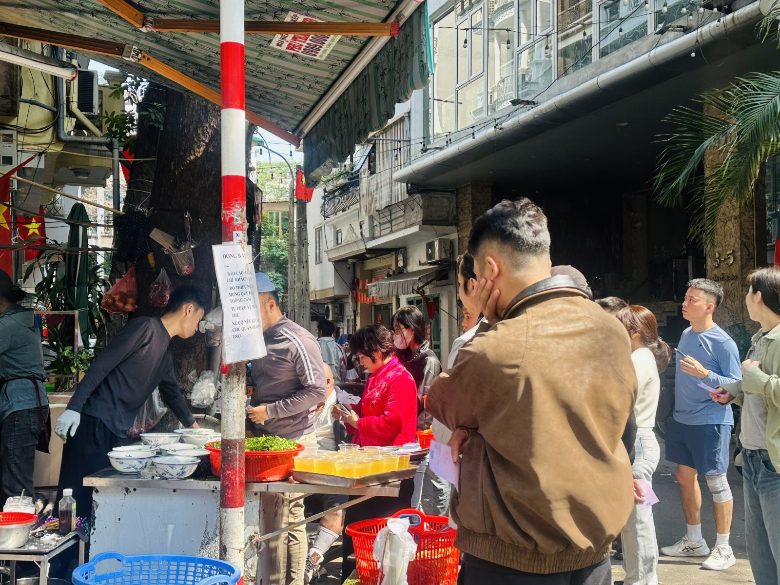 Nhiều cửa hàng, siêu thị mở cửa, quán ăn và cà phê 'hút khách'- Ảnh 7.