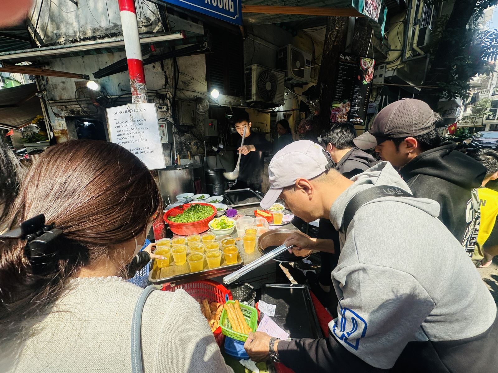 Nhiều cửa hàng, siêu thị mở cửa, quán ăn và cà phê 'hút khách'- Ảnh 8.