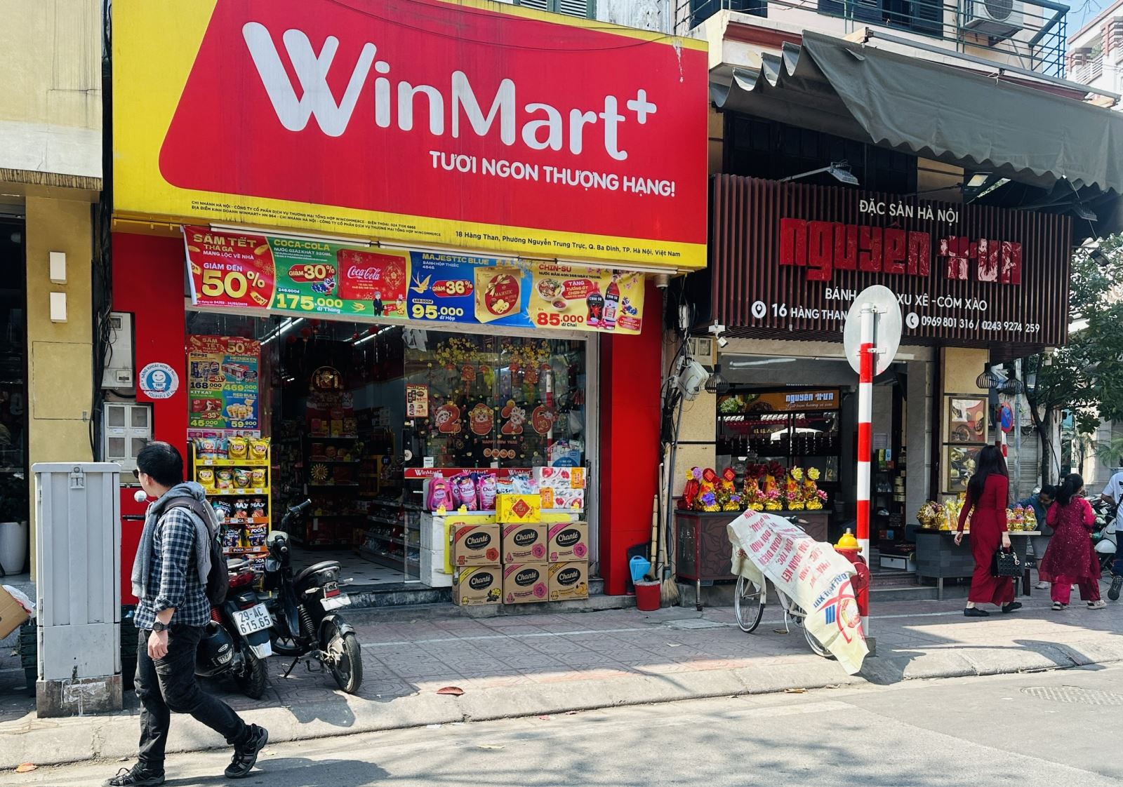 Nhiều cửa hàng, siêu thị mở cửa, quán ăn và cà phê 'hút khách'- Ảnh 1.