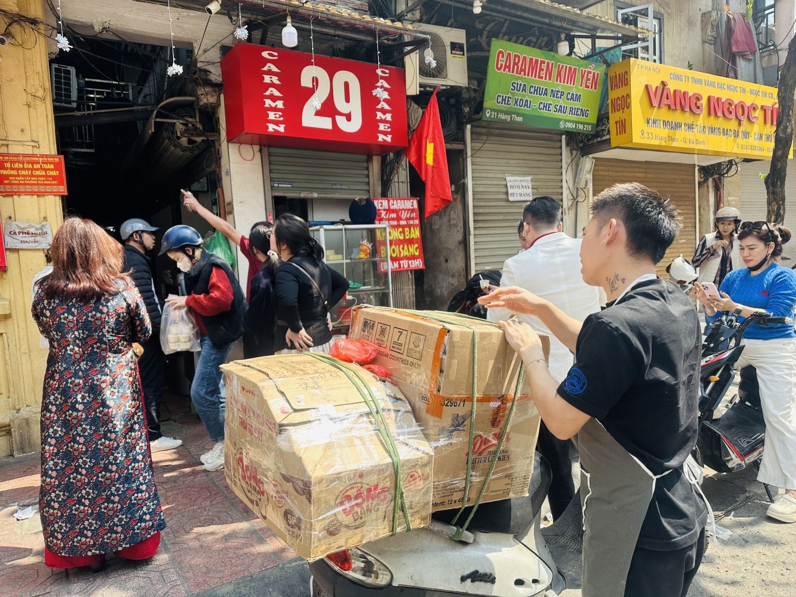 Nhiều cửa hàng, siêu thị mở cửa, quán ăn và cà phê 'hút khách'- Ảnh 2.