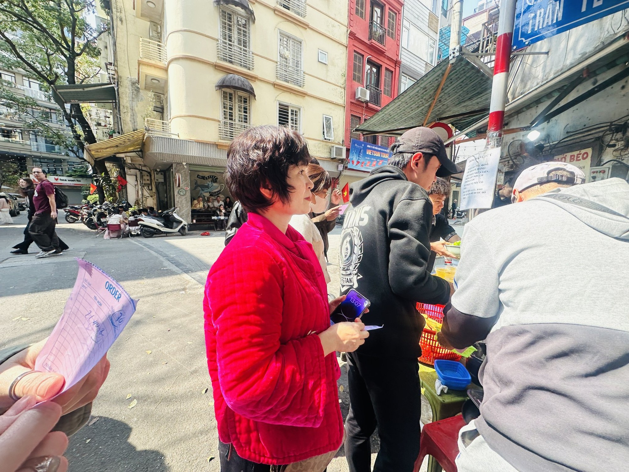 Nhiều cửa hàng, siêu thị mở cửa, quán ăn và cà phê 'hút khách'- Ảnh 9.