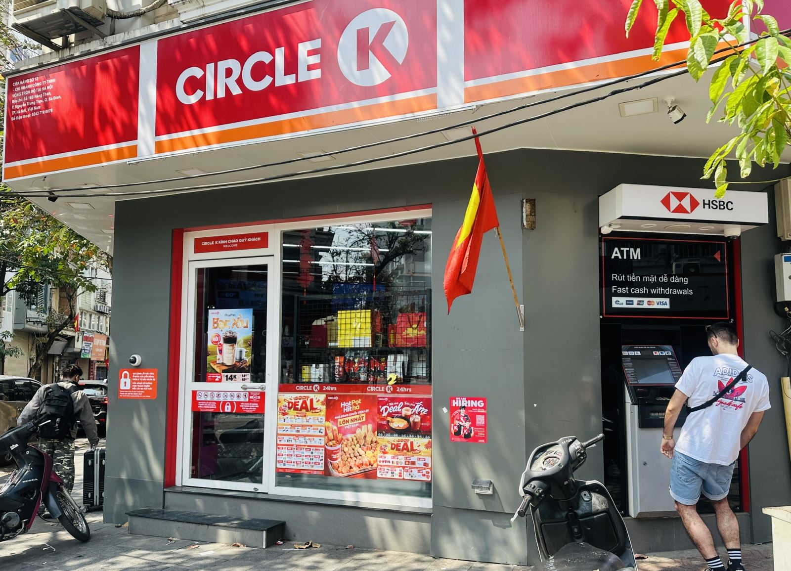 Nhiều cửa hàng, siêu thị mở cửa, quán ăn và cà phê 'hút khách'- Ảnh 4.