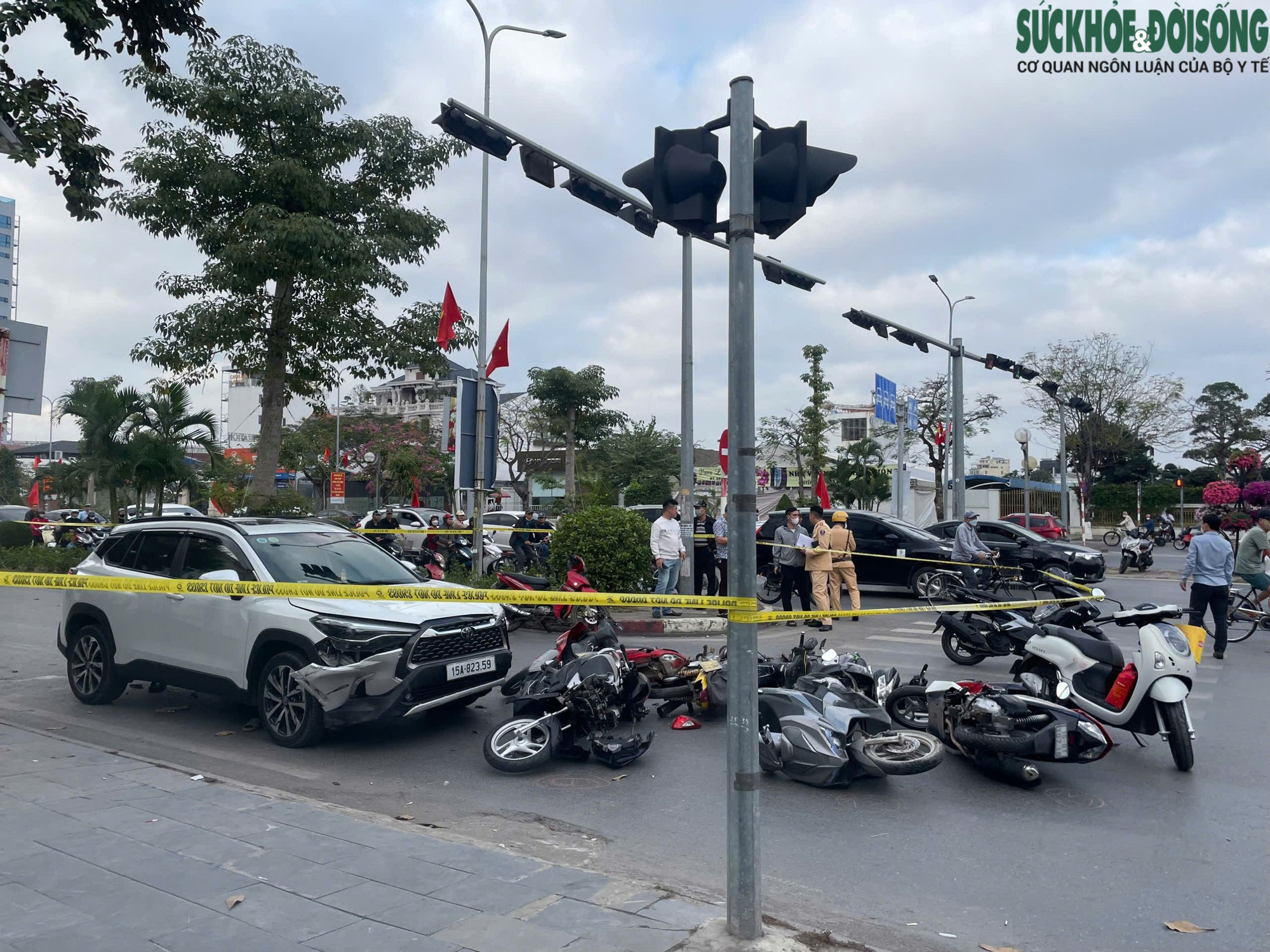 Hải Phòng: "Xe điên" gây tai nạn liên hoàn, một em nhỏ bị bánh xe chèn qua- Ảnh 1.