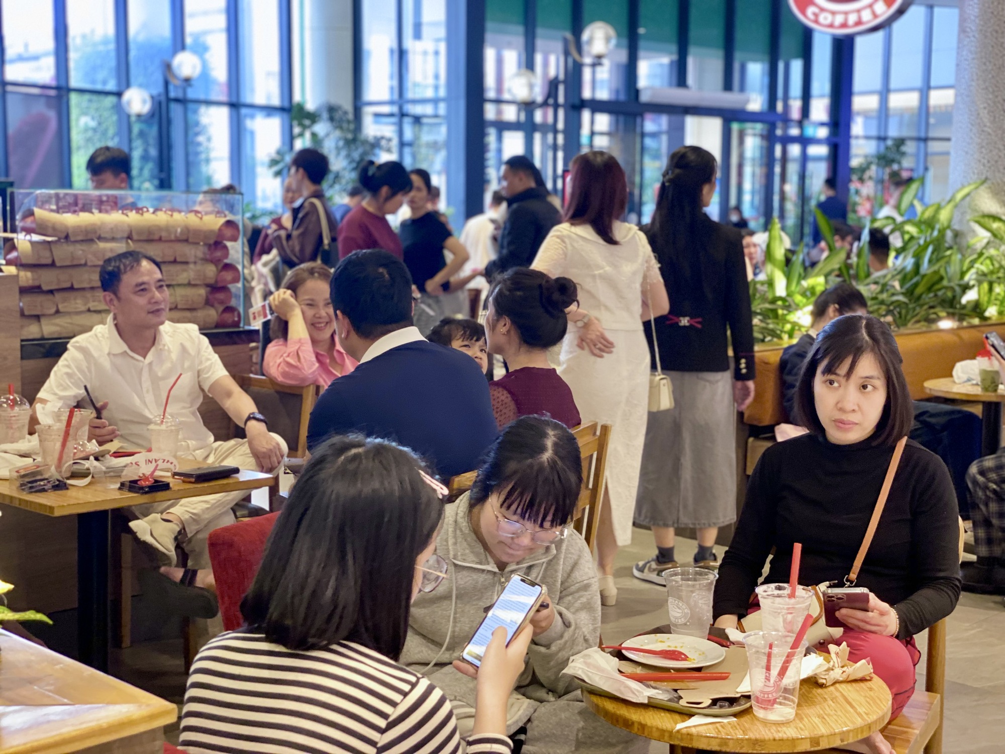 Nhà hàng, quán nước đông nghẹt khách những ngày đầu năm mới 2026- Ảnh 12.