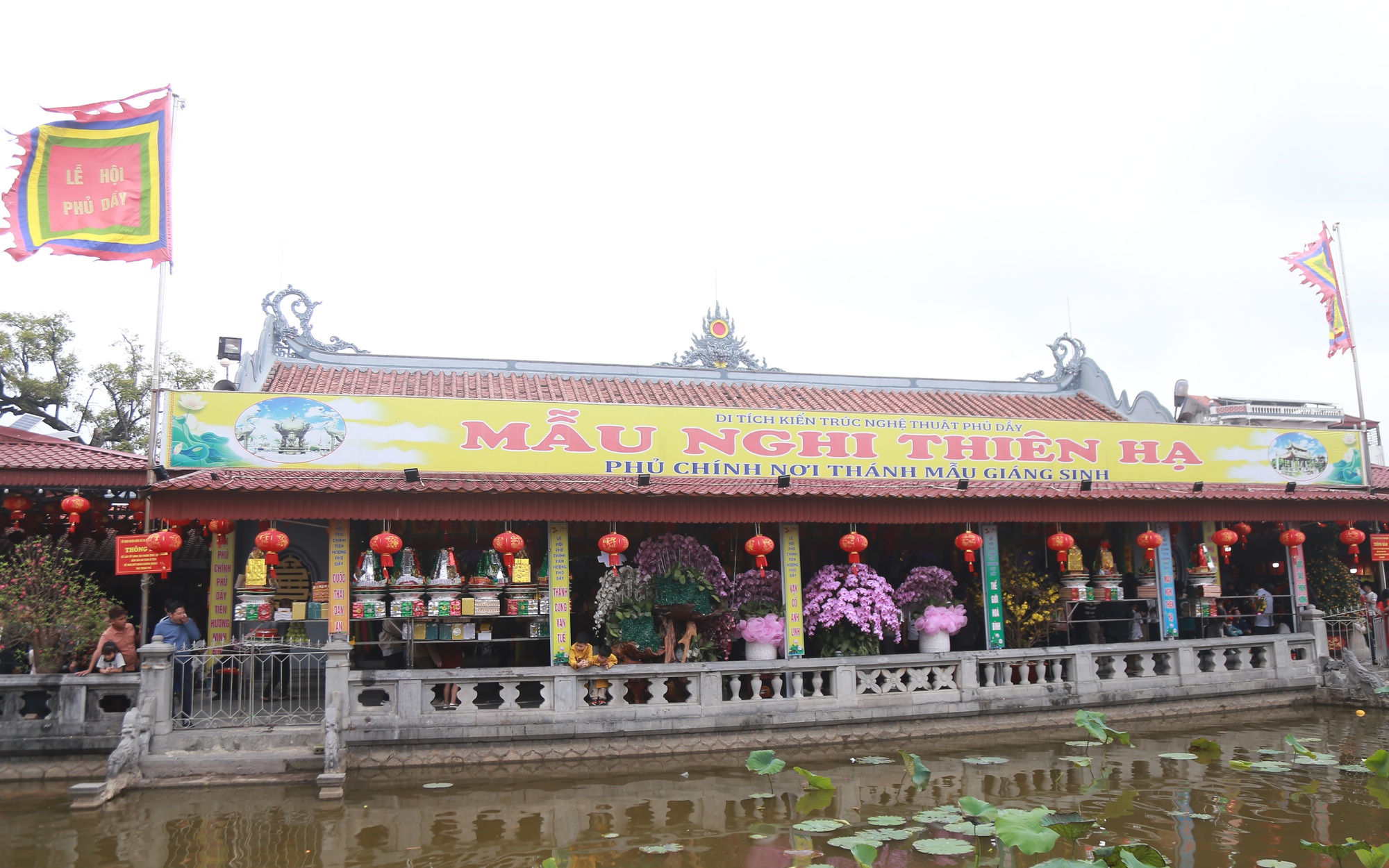 Người dân nô nức về Phủ Dầy ở Ninh Bình cầu may đầu xuân- Ảnh 14. Người dân nô nức về Phủ Dầy ở Ninh Bình cầu may đầu xuân- Ảnh 14.