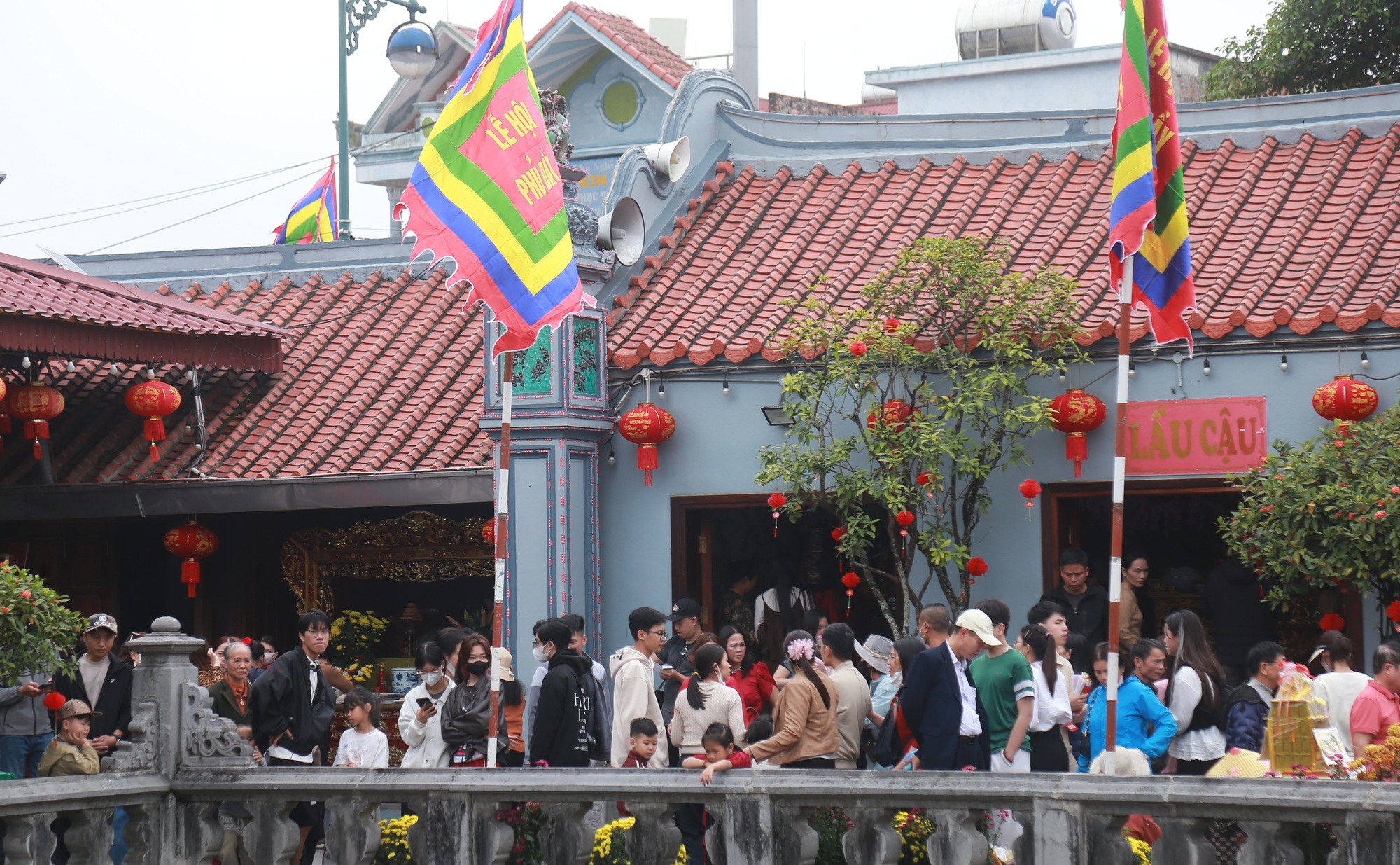 Người dân nô nức về Phủ Dầy ở Ninh Bình cầu may đầu xuân- Ảnh 13. Người dân nô nức về Phủ Dầy ở Ninh Bình cầu may đầu xuân- Ảnh 13.