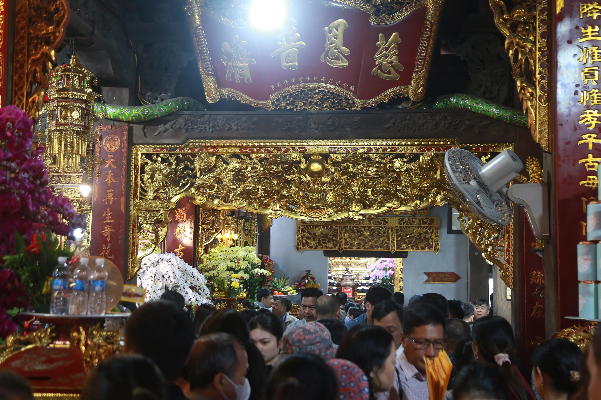 Người dân nô nức về Phủ Dầy ở Ninh Bình cầu may đầu xuân- Ảnh 8. Người dân nô nức về Phủ Dầy ở Ninh Bình cầu may đầu xuân- Ảnh 8.