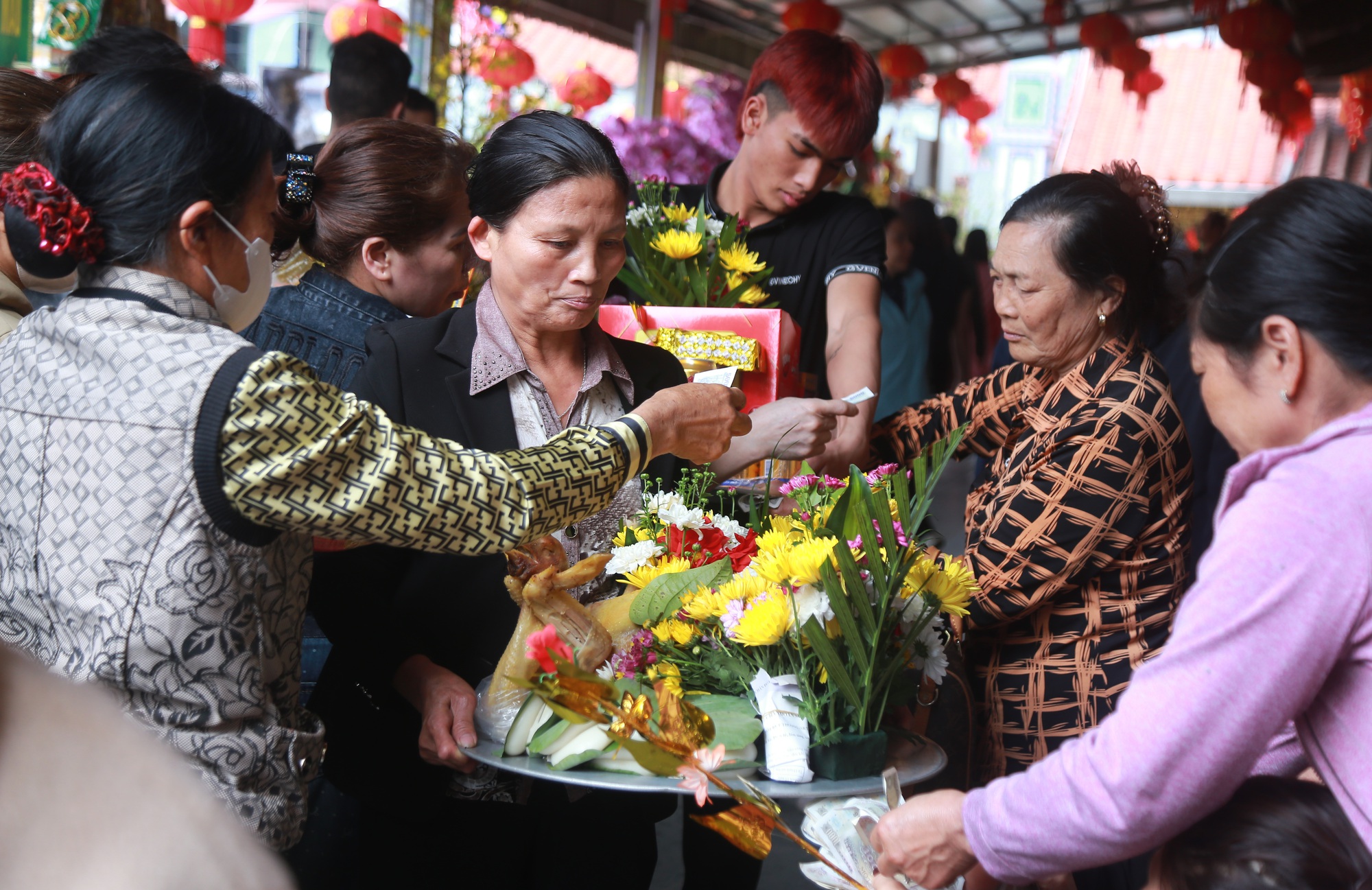 Người dân nô nức về Phủ Dầy ở Ninh Bình cầu may đầu xuân- Ảnh 2. Người dân nô nức về Phủ Dầy ở Ninh Bình cầu may đầu xuân- Ảnh 2.