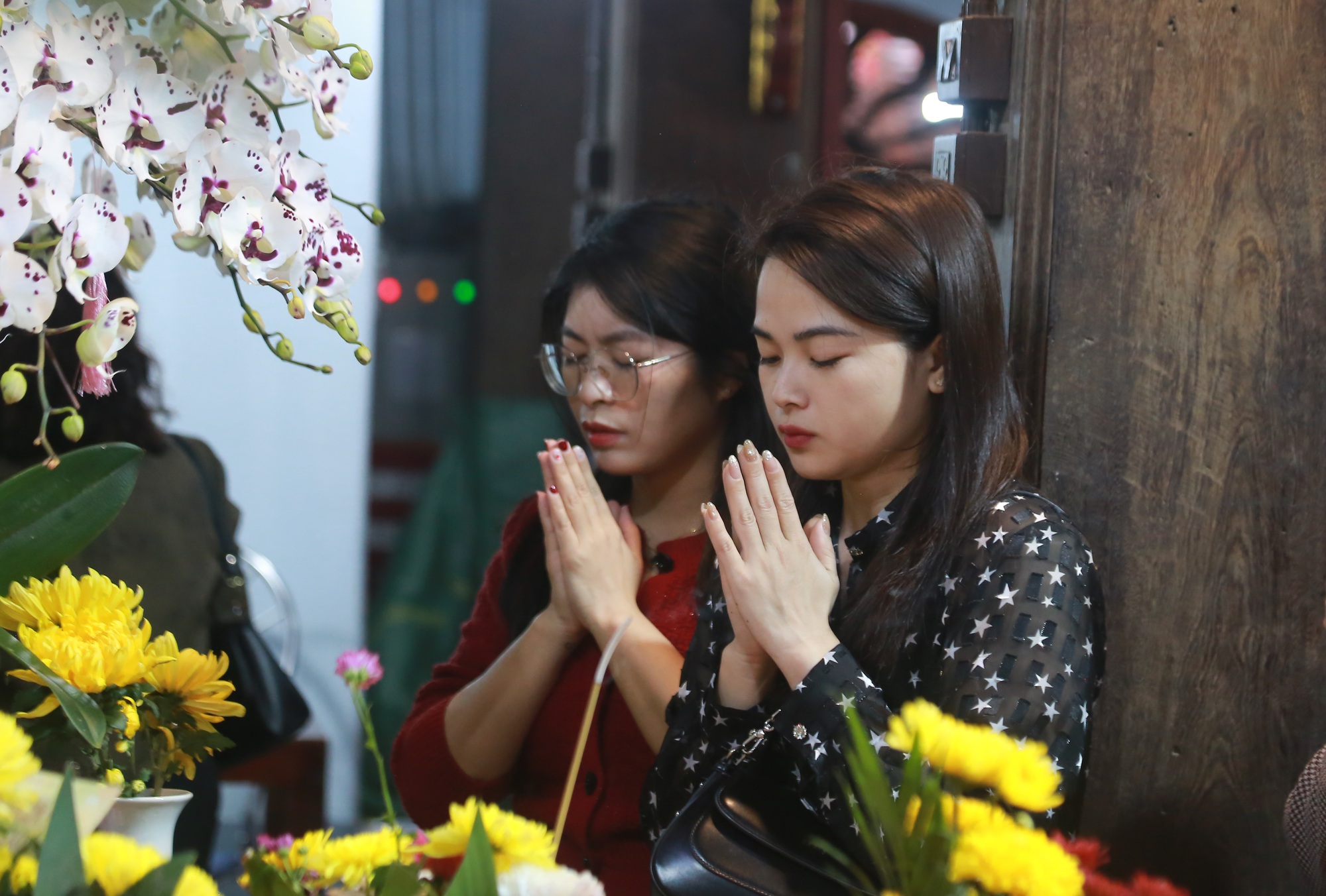 Người dân nô nức về Phủ Dầy ở Ninh Bình cầu may đầu xuân- Ảnh 7. Người dân nô nức về Phủ Dầy ở Ninh Bình cầu may đầu xuân- Ảnh 7.