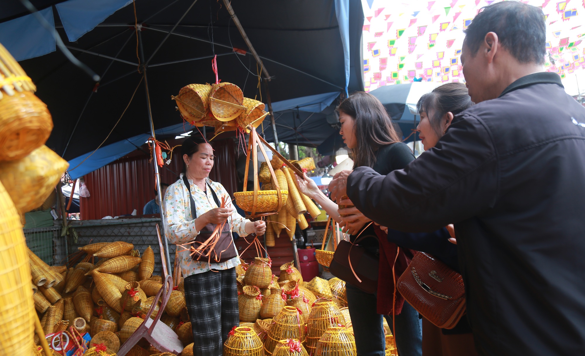 Người dân nô nức về Phủ Dầy ở Ninh Bình cầu may đầu xuân- Ảnh 11. Người dân nô nức về Phủ Dầy ở Ninh Bình cầu may đầu xuân- Ảnh 11.