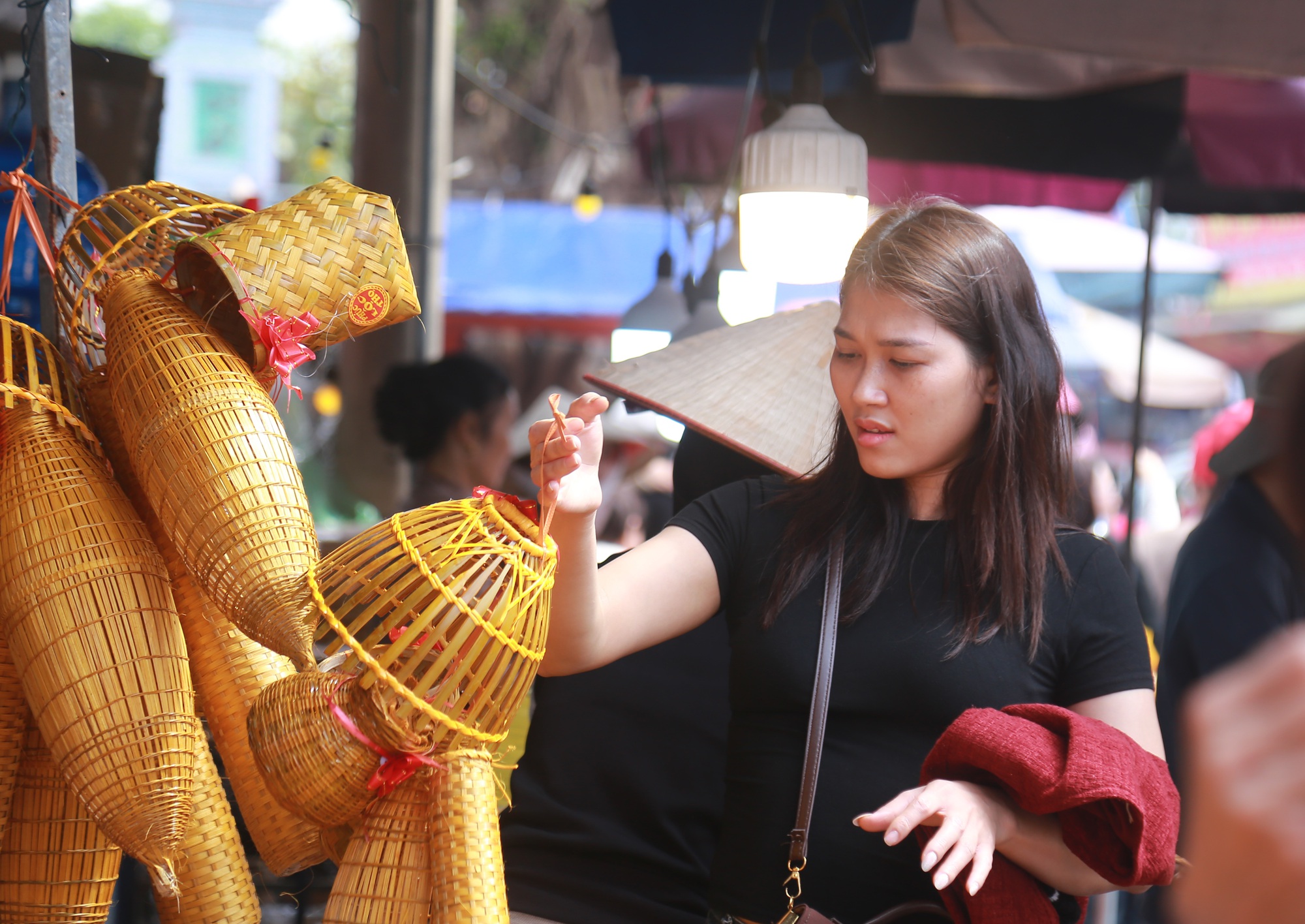 Người dân nô nức về Phủ Dầy ở Ninh Bình cầu may đầu xuân- Ảnh 12. Người dân nô nức về Phủ Dầy ở Ninh Bình cầu may đầu xuân- Ảnh 12.