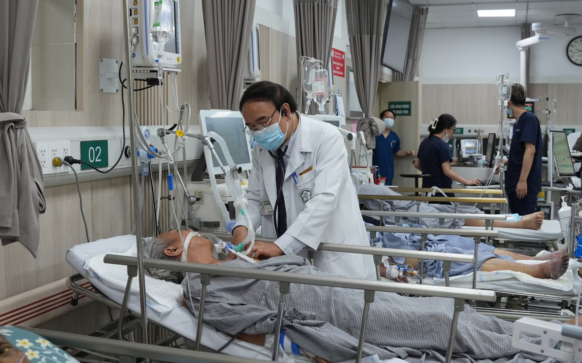 "Cửa ngõ cấp cứu" của Bệnh viện Bạch Mai, bệnh nhân nặng tăng vọt những ngày Tết