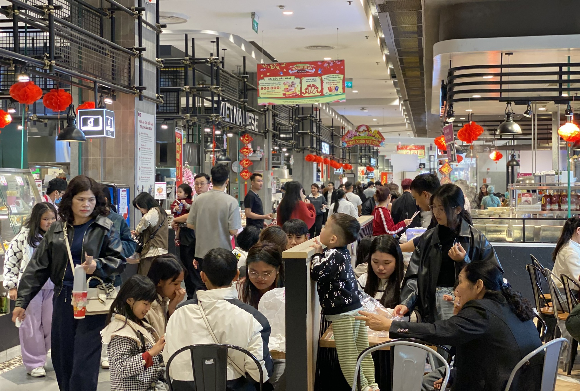 Nhà hàng, quán nước đông nghẹt khách những ngày đầu năm mới 2026- Ảnh 1.