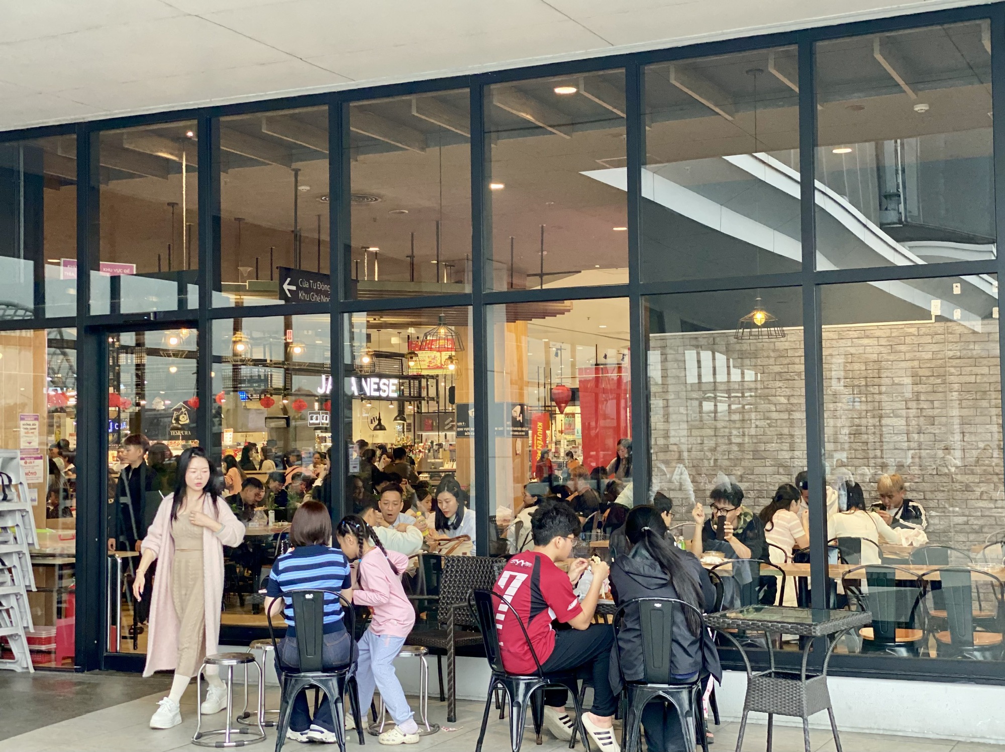 Nhà hàng, quán nước đông nghẹt khách những ngày đầu năm mới 2026- Ảnh 10.