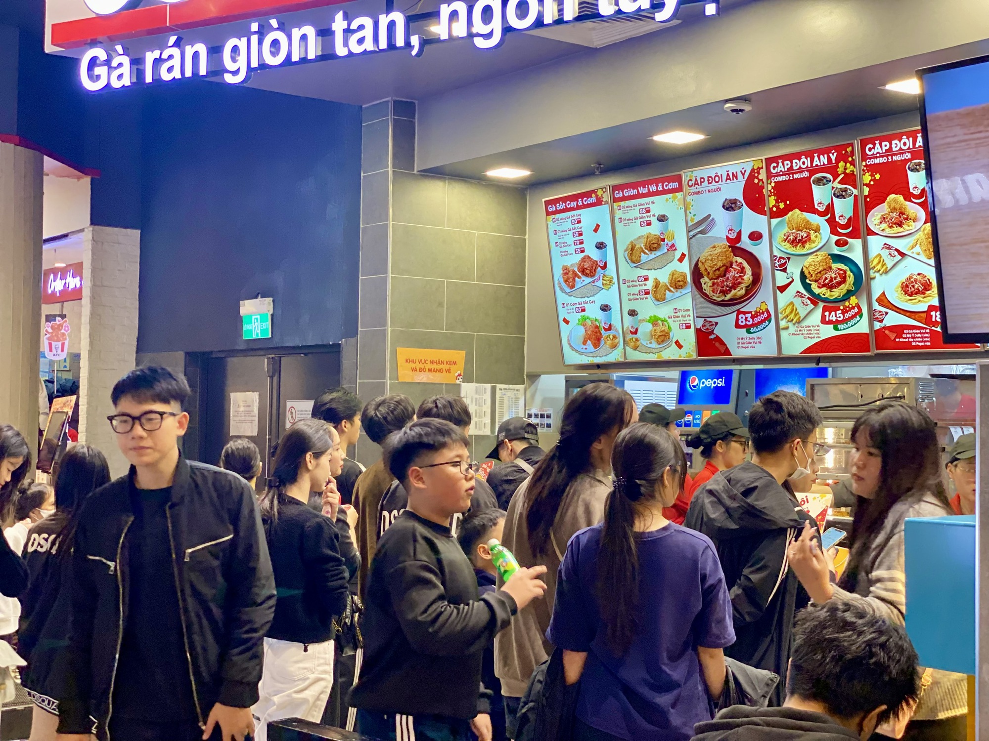 Nhà hàng, quán nước đông nghẹt khách những ngày đầu năm mới 2026- Ảnh 7.