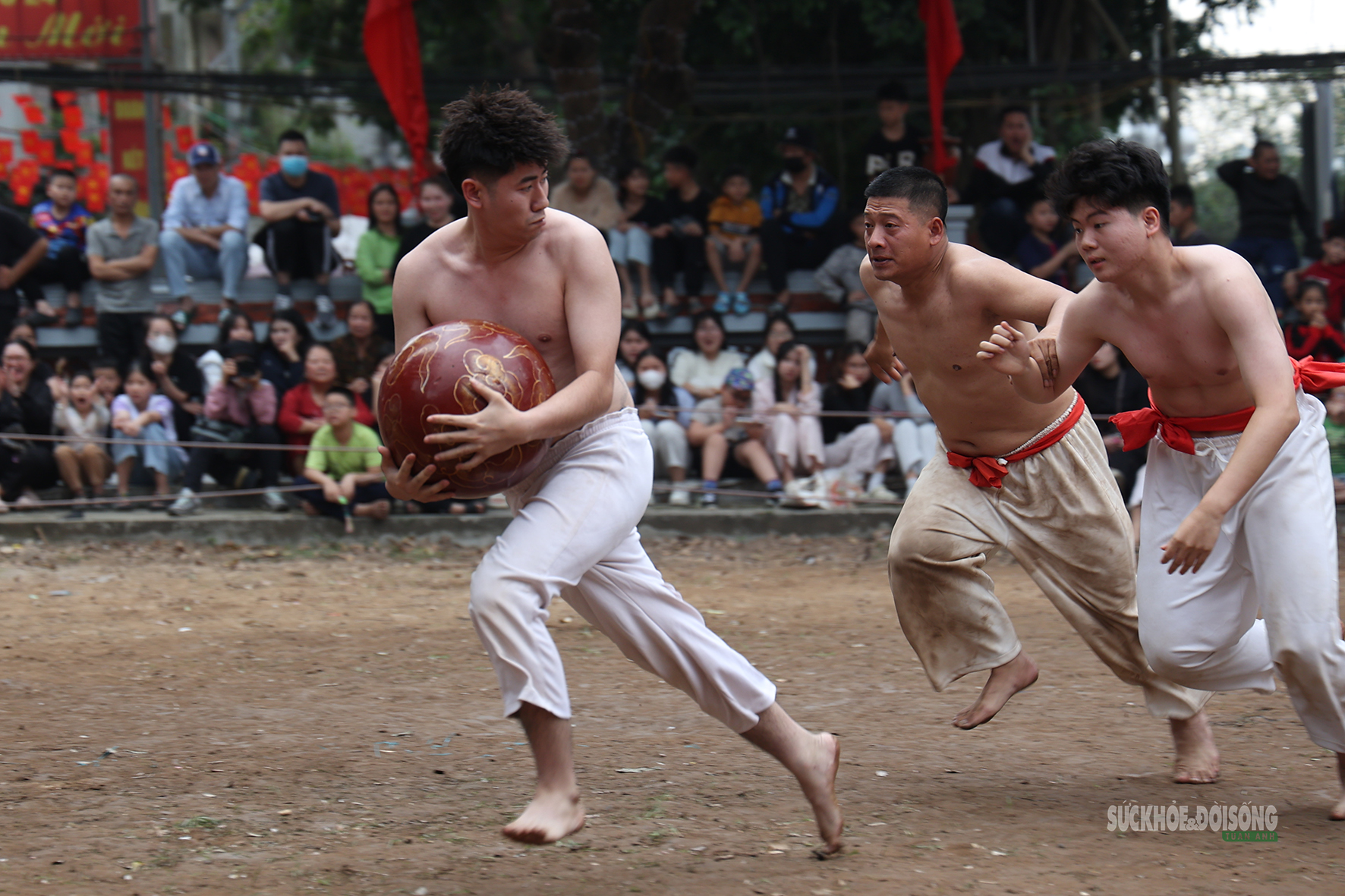 Hà Nội: Trai làng Thúy Lĩnh mình trần quyết liệt giữ cầu ngày Xuân- Ảnh 3.