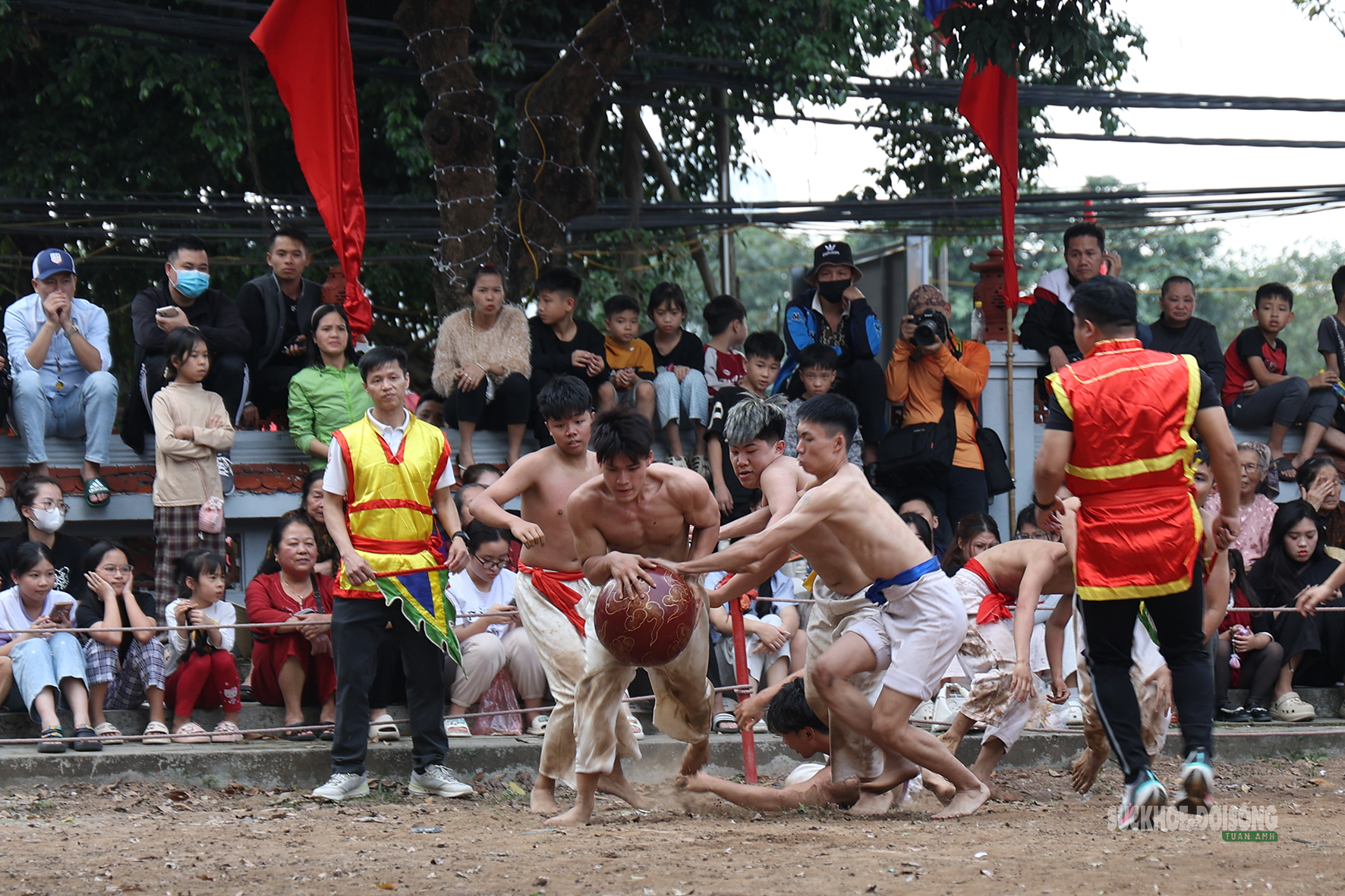 Hà Nội: Trai làng Thúy Lĩnh mình trần quyết liệt giữ cầu ngày Xuân- Ảnh 5.