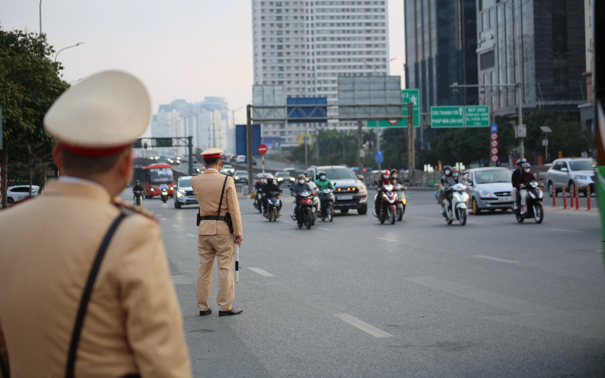 Chưa hết nghỉ Tết, dòng xe nối đuôi đổ dồn về Hà Nội- Ảnh 1.