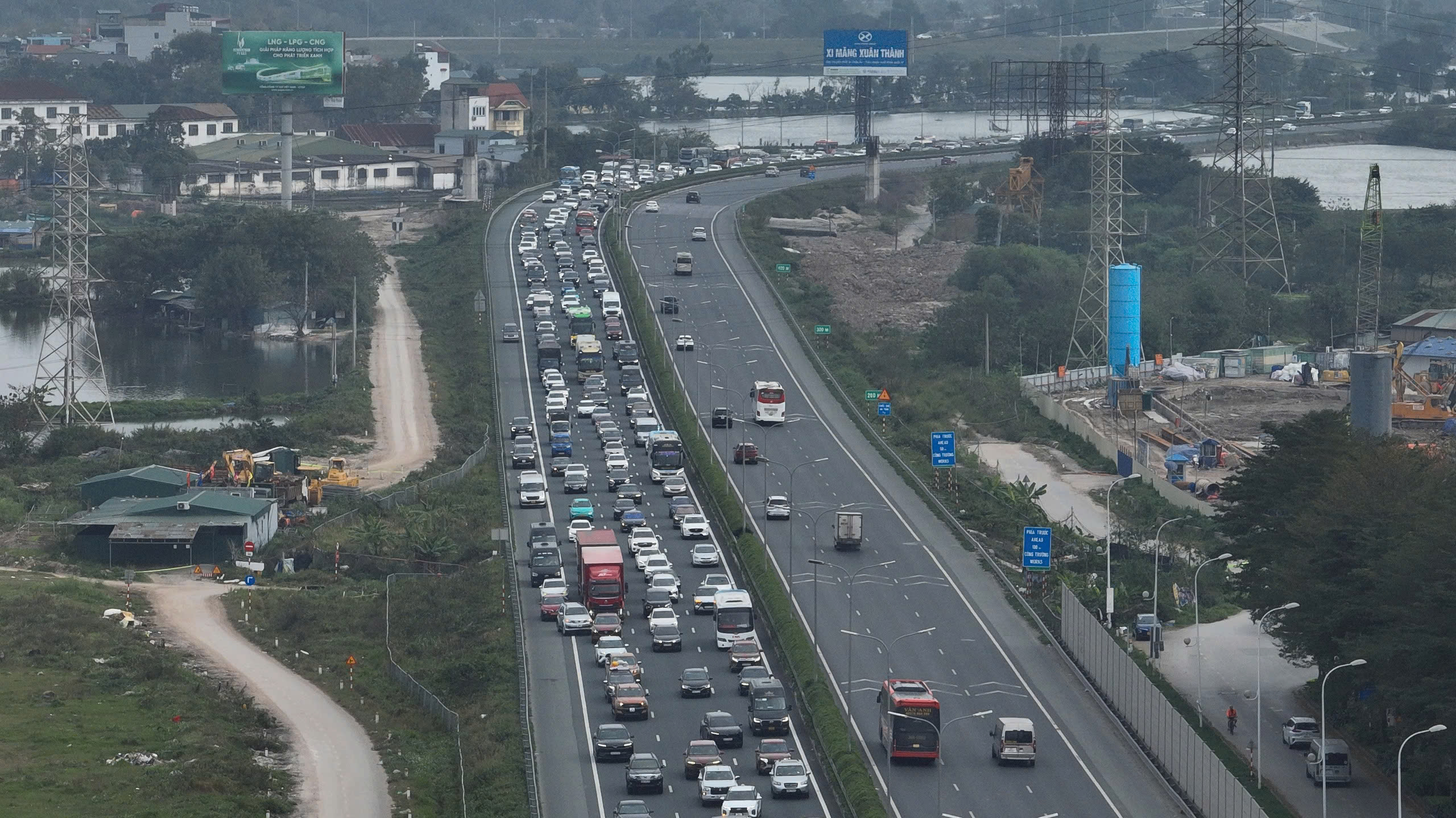 Chưa hết nghỉ Tết, dòng xe nối đuôi đổ dồn về Hà Nội- Ảnh 2.