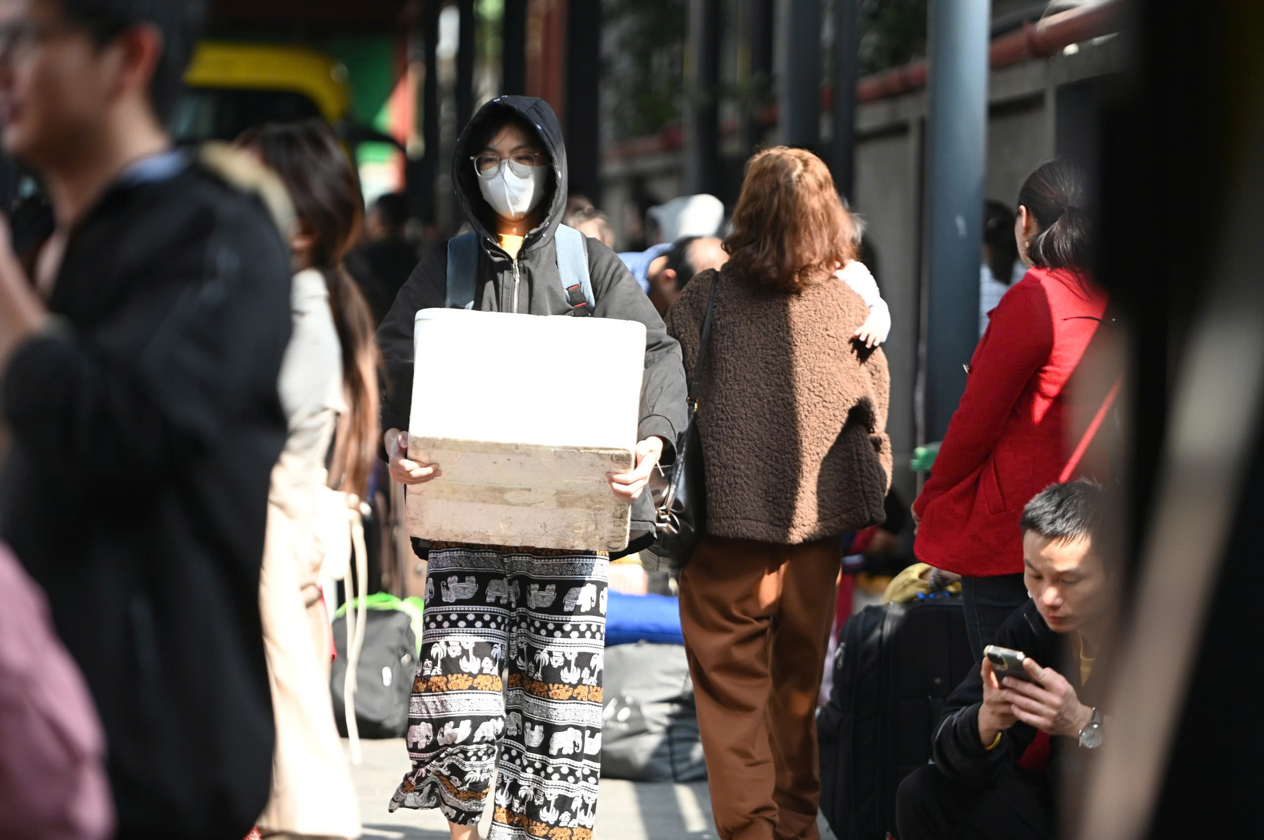 Chưa hết nghỉ Tết, dòng xe nối đuôi đổ dồn về Hà Nội- Ảnh 7.