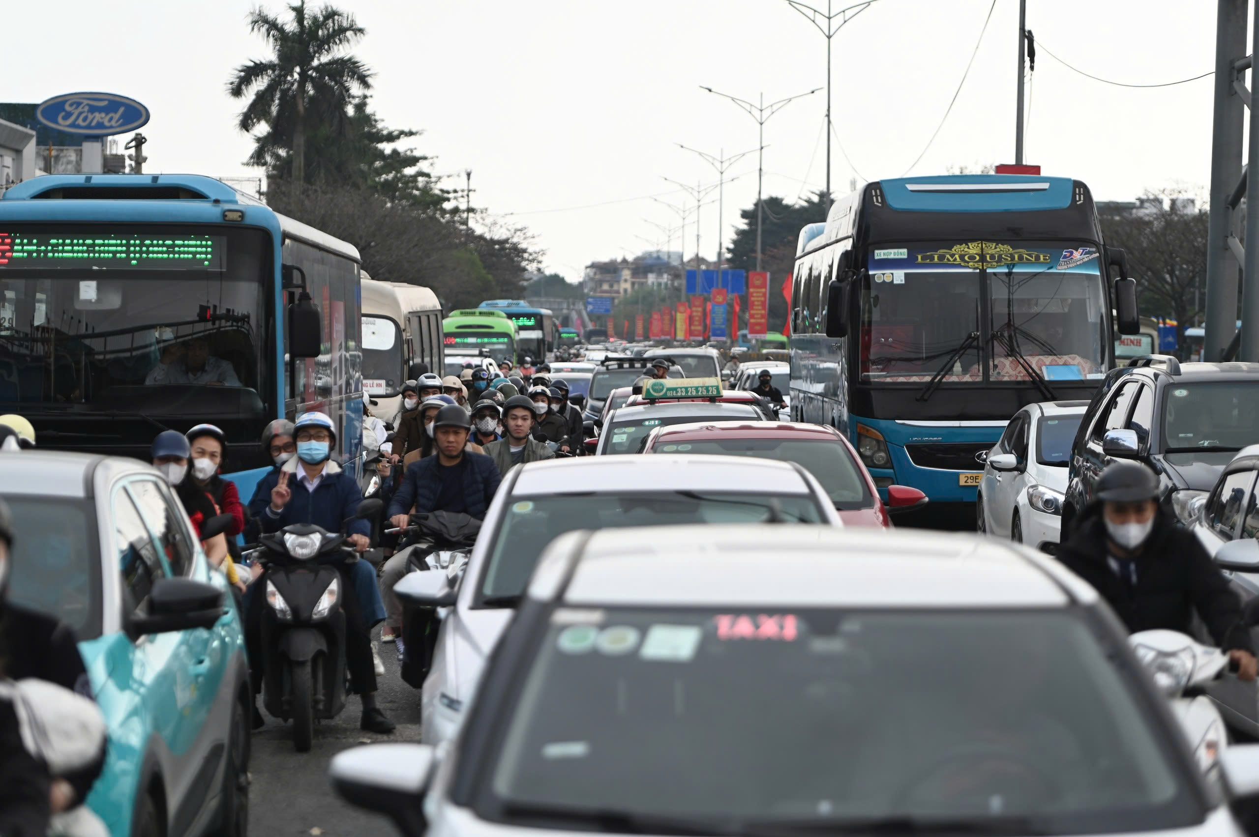 Chưa hết nghỉ Tết, dòng xe nối đuôi đổ dồn về Hà Nội- Ảnh 4.