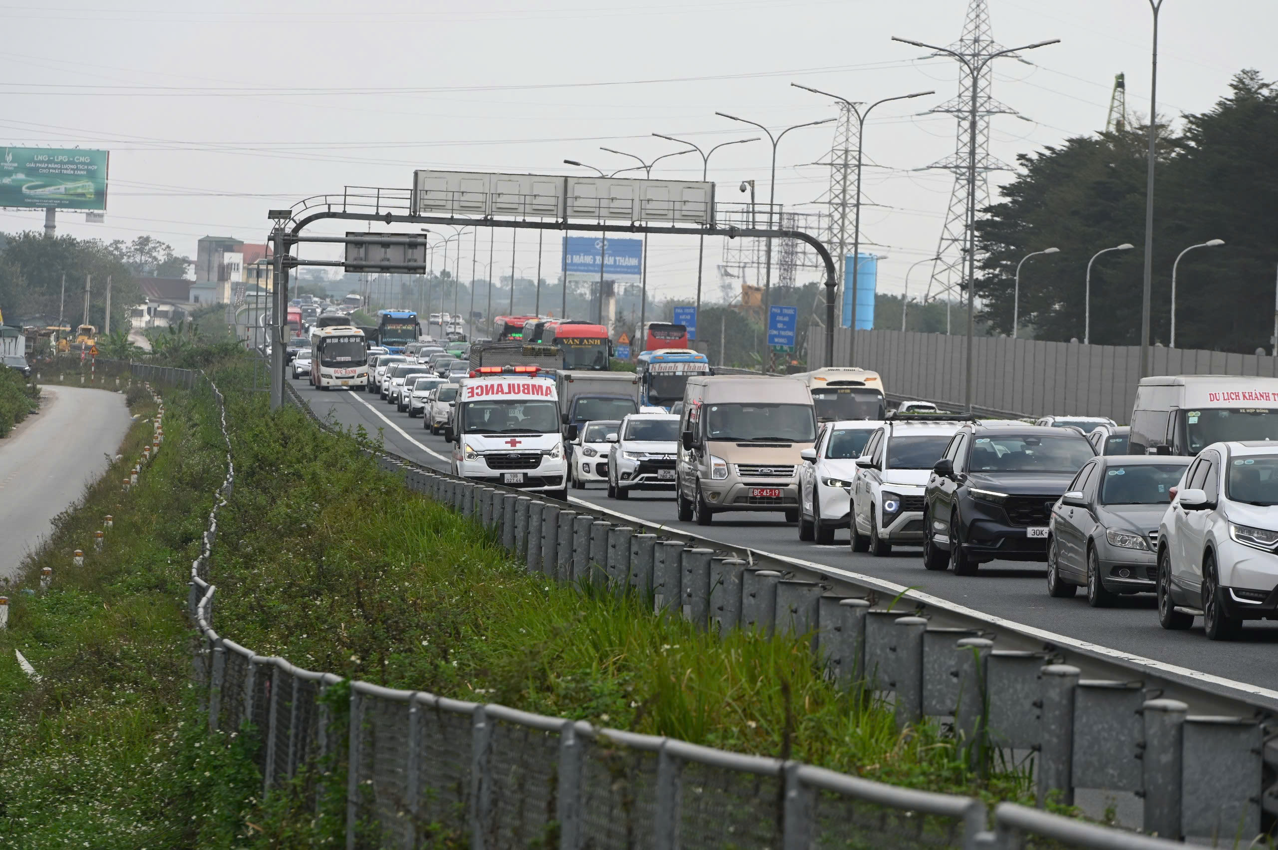 Chưa hết nghỉ Tết, dòng xe nối đuôi đổ dồn về Hà Nội- Ảnh 3.
