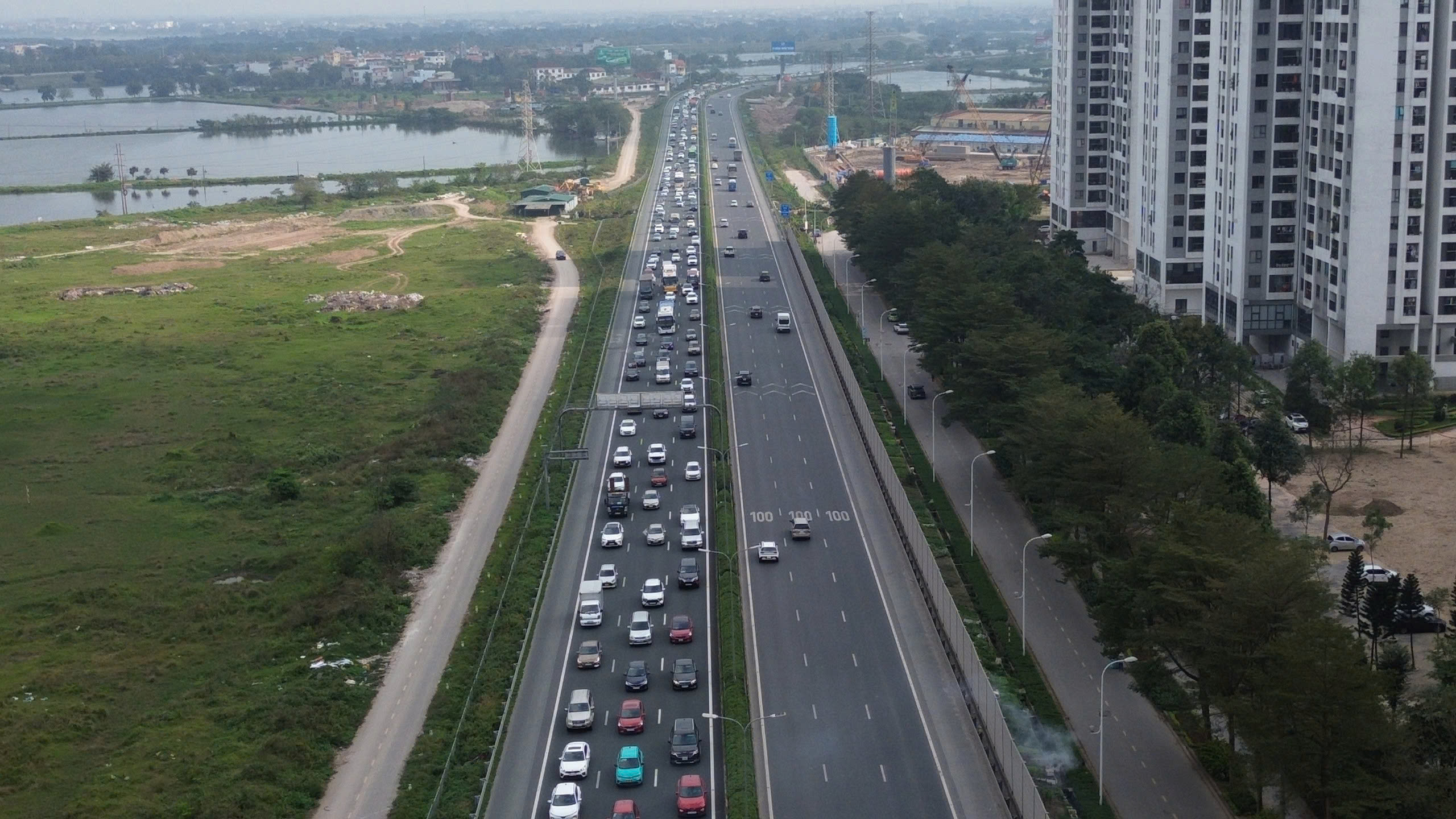 Chưa hết nghỉ Tết, dòng xe nối đuôi đổ dồn về Hà Nội- Ảnh 5.