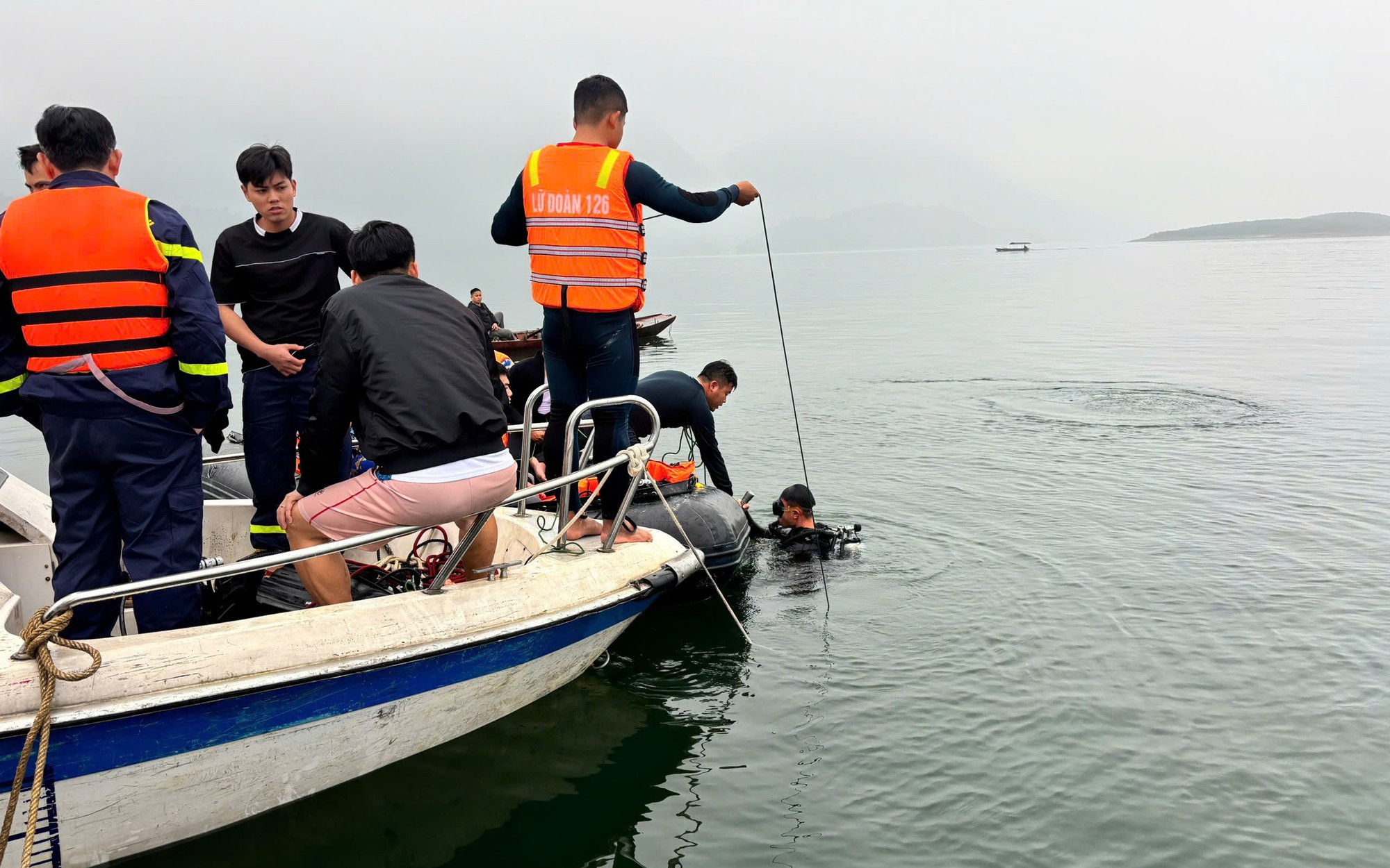 Hai mẹ con tử vong do lật thuyền, dừng giải đua ghe ở Huế- Ảnh 2.