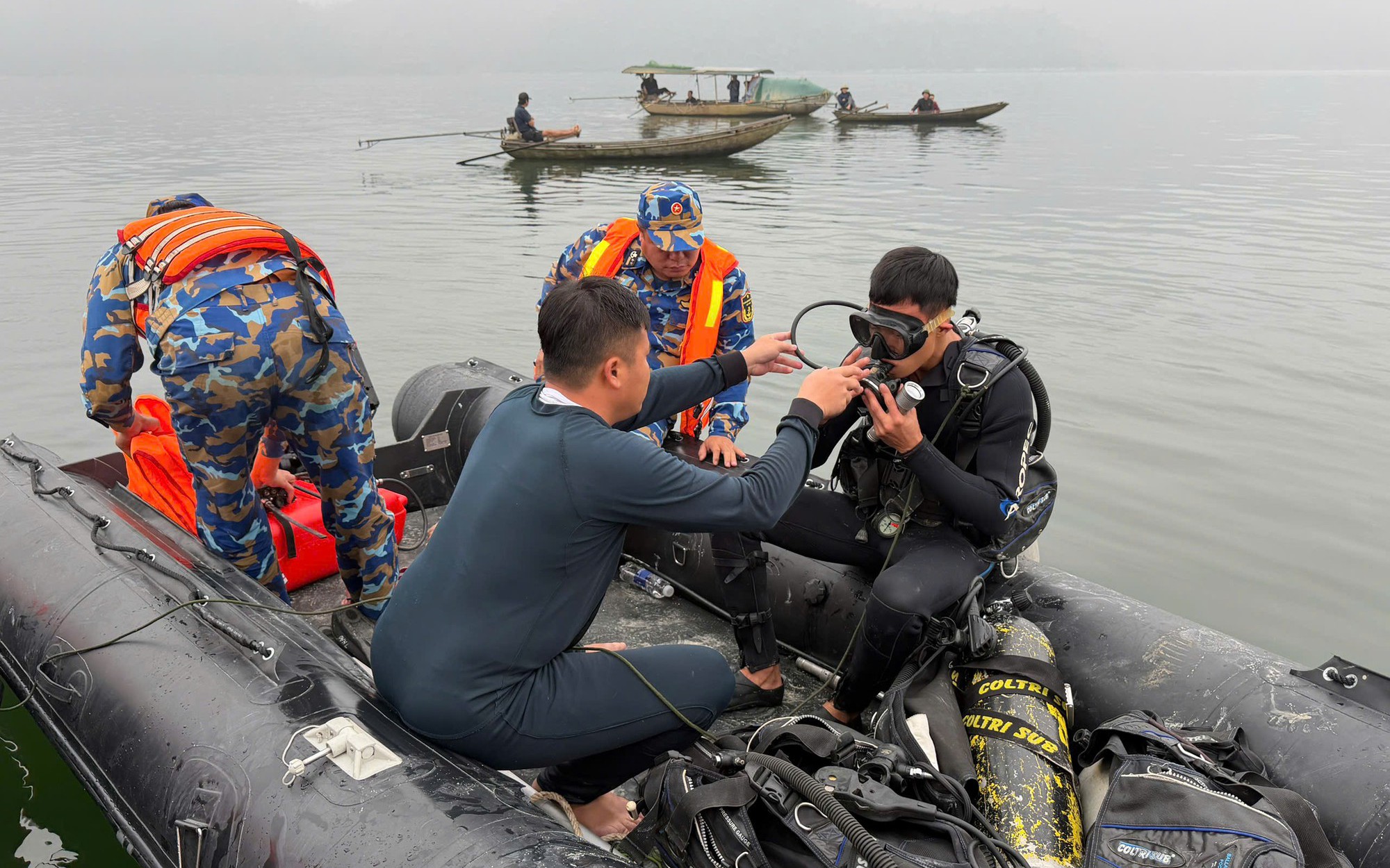 Video hơn 500 người cùng xuồng máy, môtô nước... tìm kiếm nạn nhân vụ lật tàu ở hồ Thác Bà