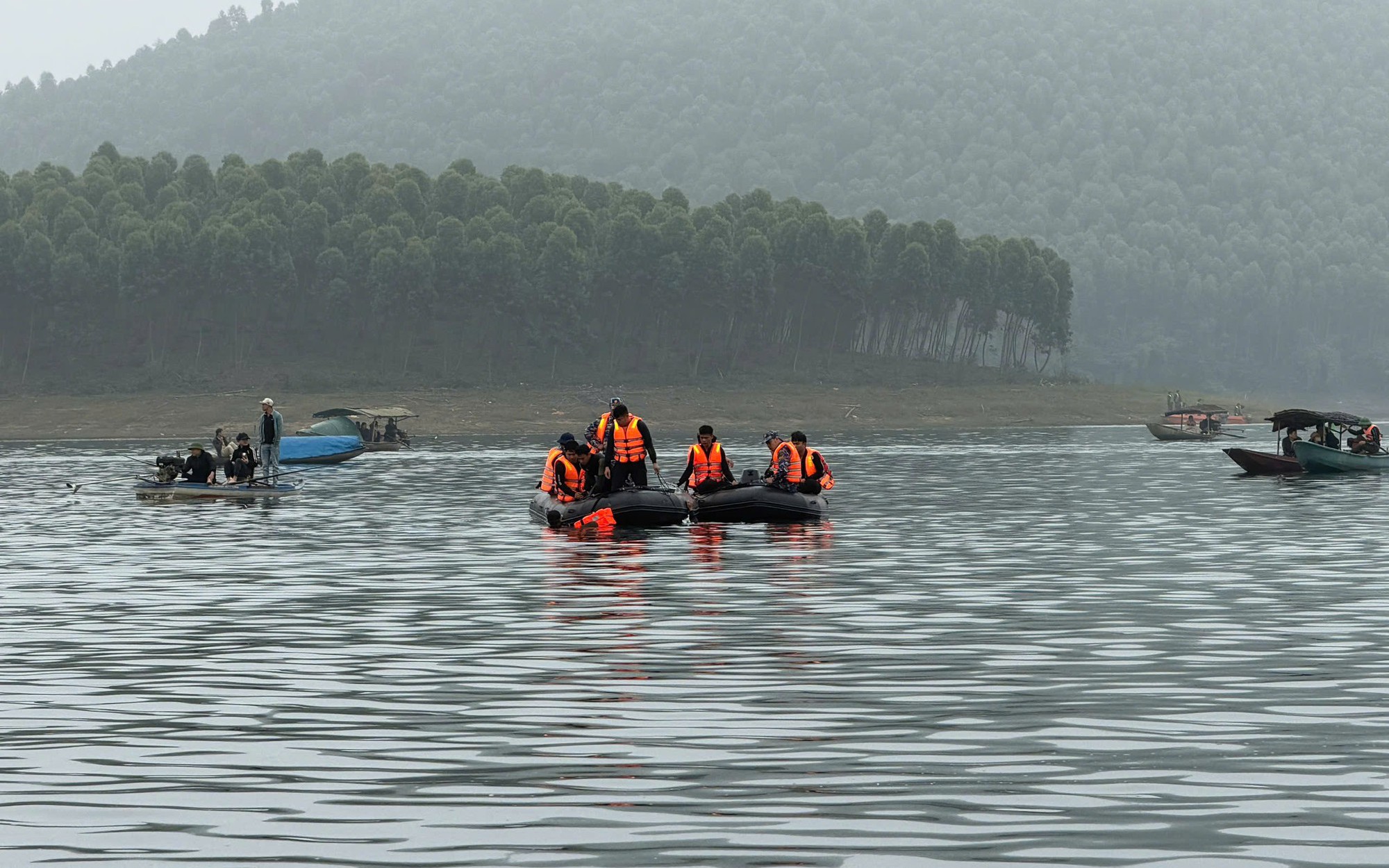 Thủ tướng chỉ đạo nóng việc khắc phục hậu quả vụ lật thuyền trên hồ Thác Bà- Ảnh 2. Đã tìm thấy 6 người mất tích trong vụ lật tàu ở hồ Thác Bà