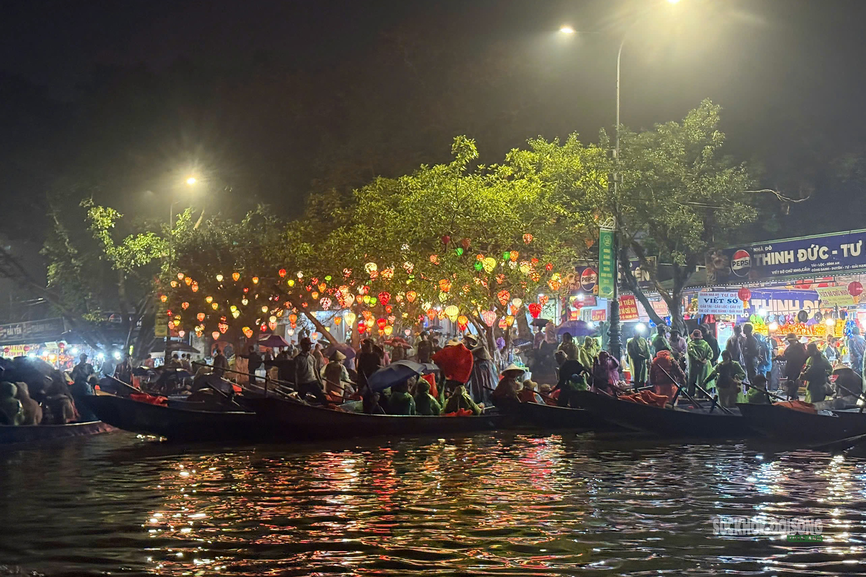 Biển người trẩy hội chùa Hương sáng mùng 6 Tết- Ảnh 2. Biển người trẩy hội chùa Hương sáng mùng 6 Tết- Ảnh 2.