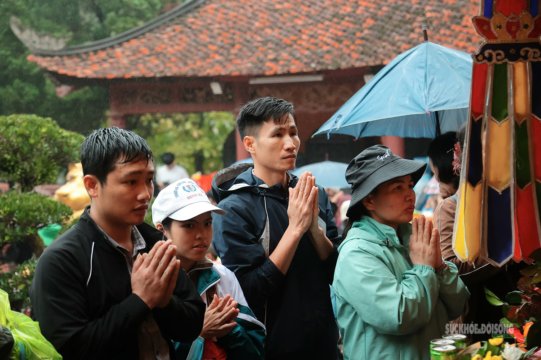 Biển người trẩy hội chùa Hương sáng mùng 6 Tết- Ảnh 11. Biển người trẩy hội chùa Hương sáng mùng 6 Tết- Ảnh 11.