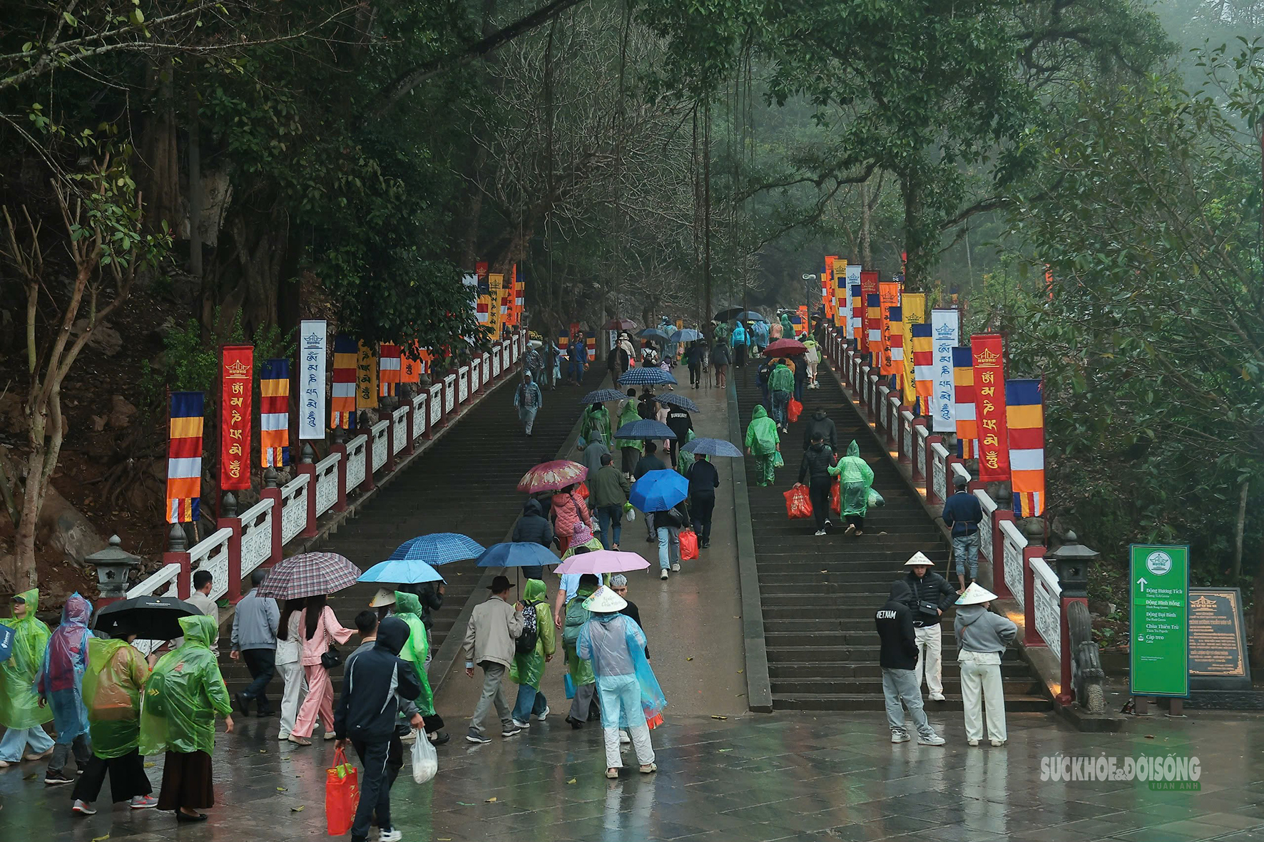 Biển người trẩy hội chùa Hương sáng mùng 6 Tết- Ảnh 9. Biển người trẩy hội chùa Hương sáng mùng 6 Tết- Ảnh 9.