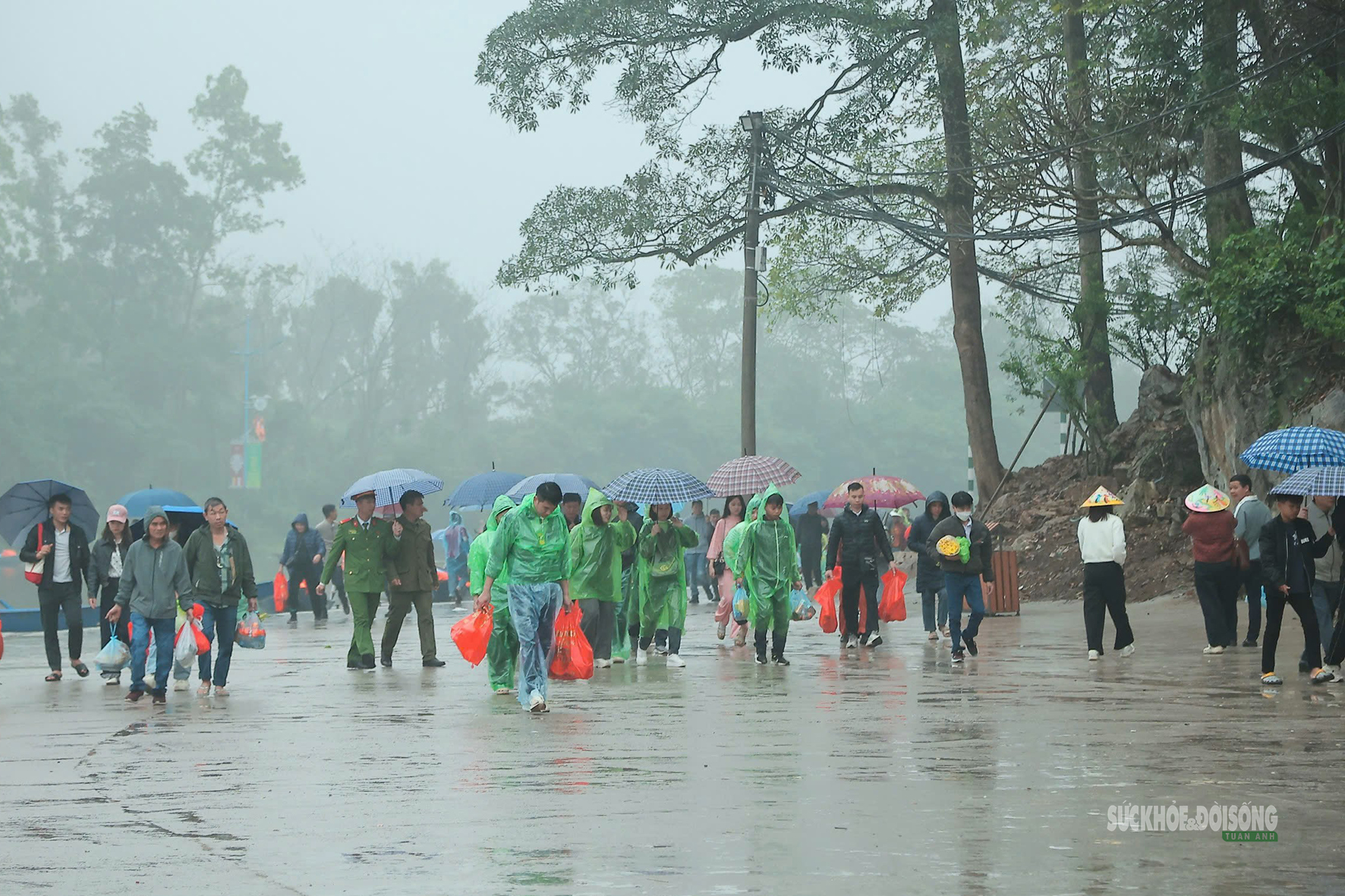 Biển người trẩy hội chùa Hương sáng mùng 6 Tết- Ảnh 6. Biển người trẩy hội chùa Hương sáng mùng 6 Tết- Ảnh 6.