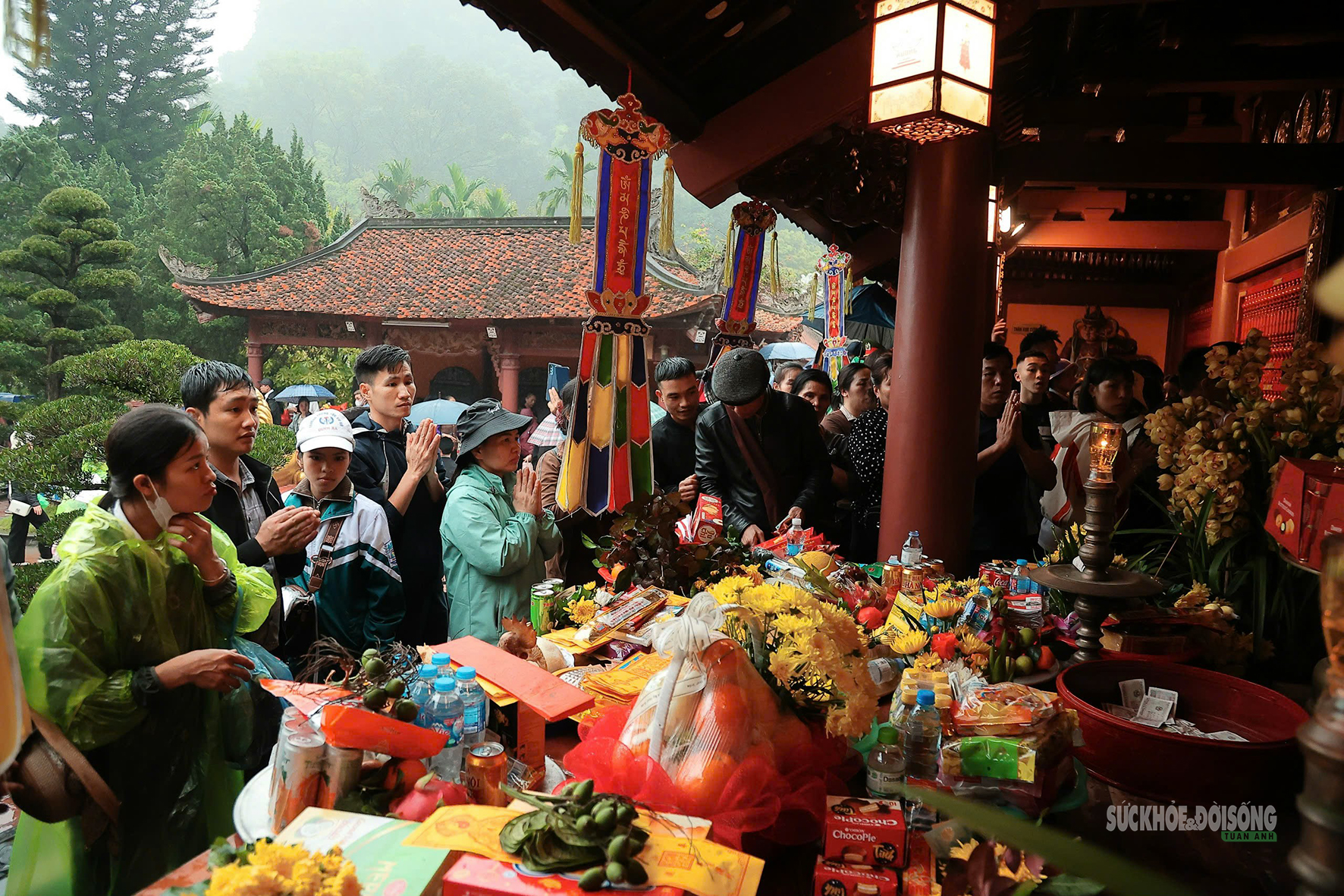 Biển người trẩy hội chùa Hương sáng mùng 6 Tết- Ảnh 10. Biển người trẩy hội chùa Hương sáng mùng 6 Tết- Ảnh 10.